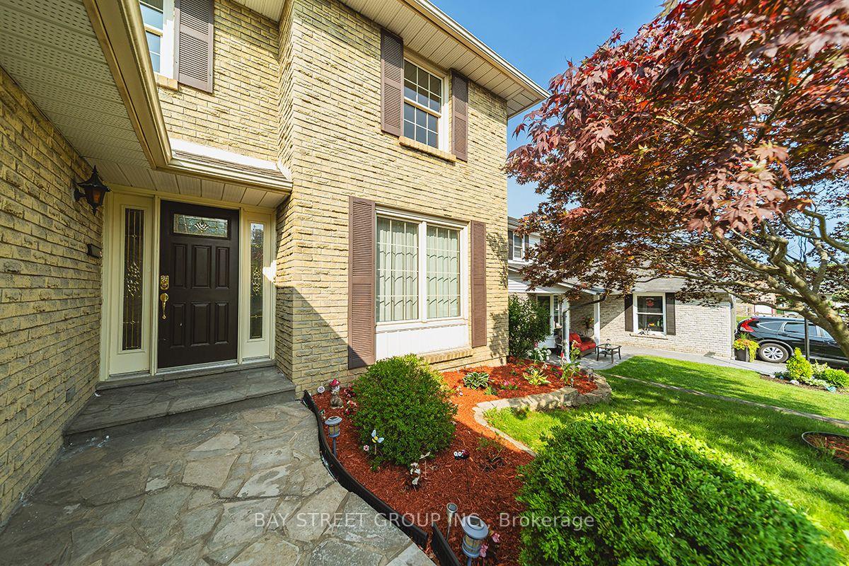 Photo 2 of 338 Prince Of Wales Drive, Whitby, Blue Grass Meadows — HOMEH