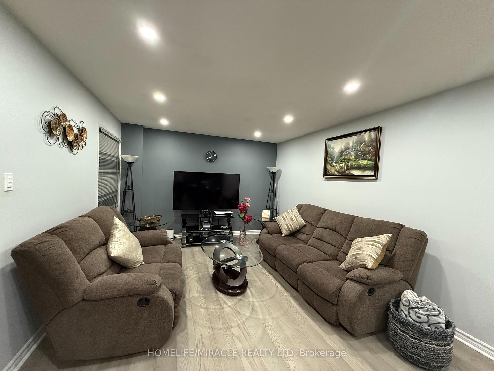 Photo 2 of 163 Mabley Crescent, Vaughan, Lakeview Estates — HOMEH