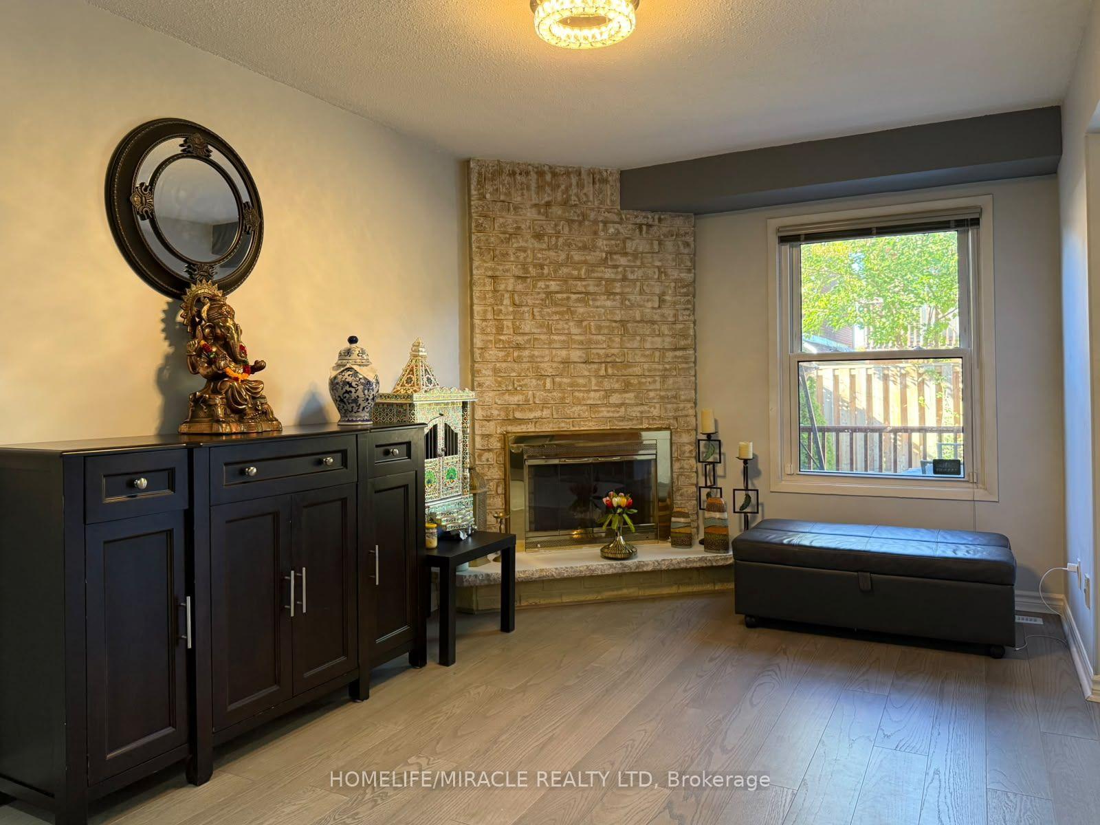 Photo 3 of 163 Mabley Crescent, Vaughan, Lakeview Estates — HOMEH