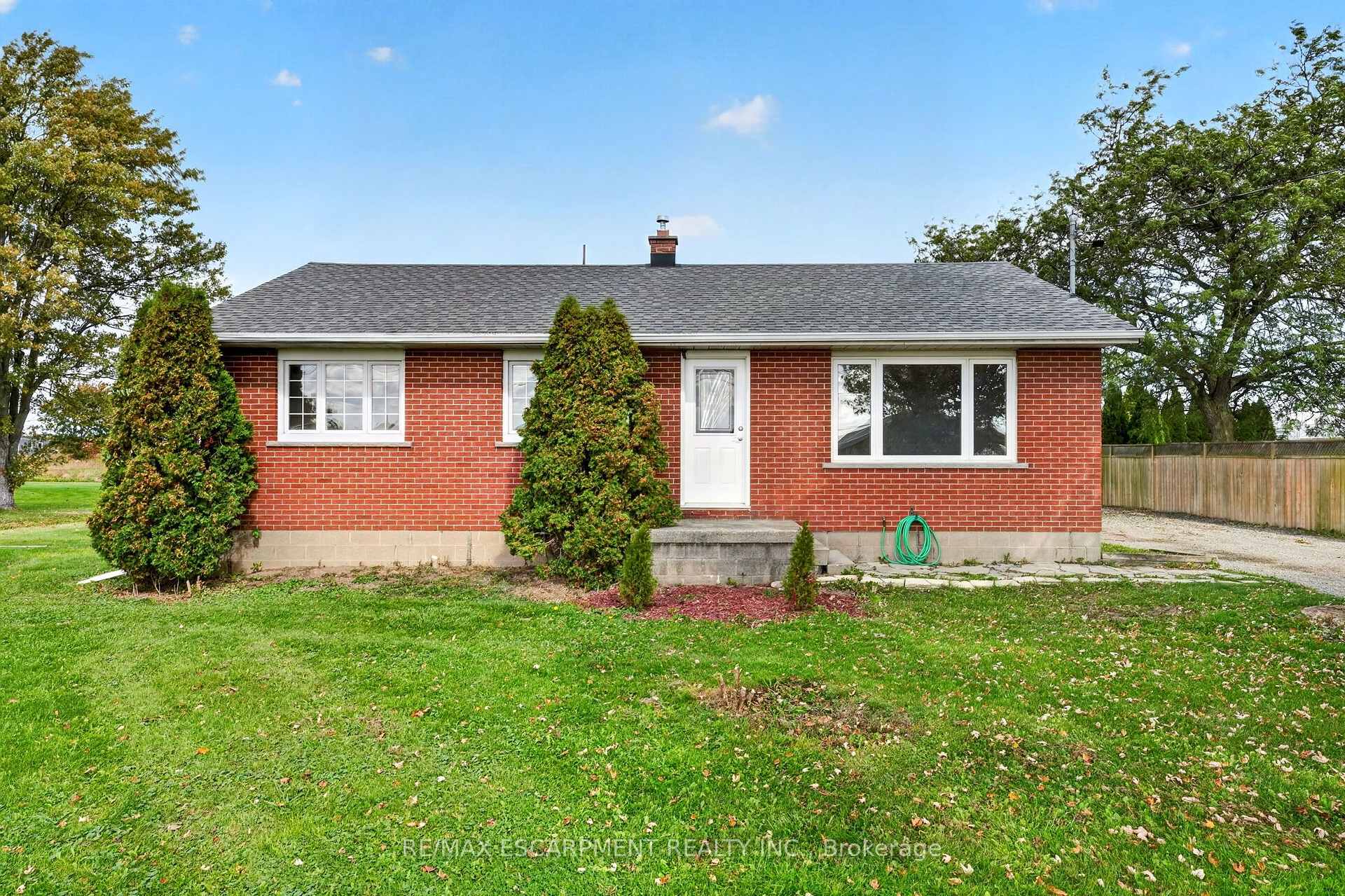 Photo 1 of 320 Mud Street, Grimsby, Grimsby Escarpment — HOMEH