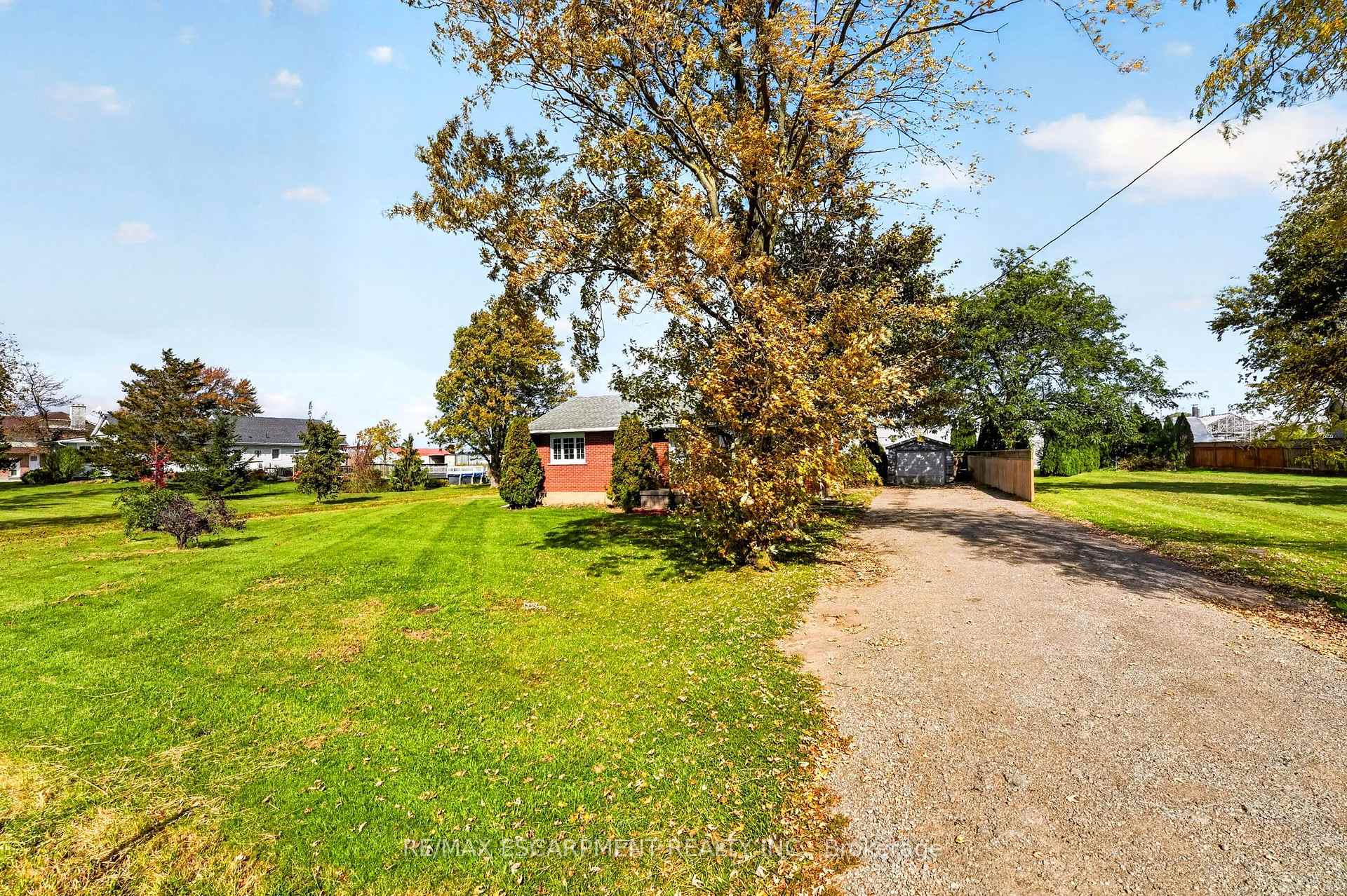 Photo 2 of 320 Mud Street, Grimsby, Grimsby Escarpment — HOMEH