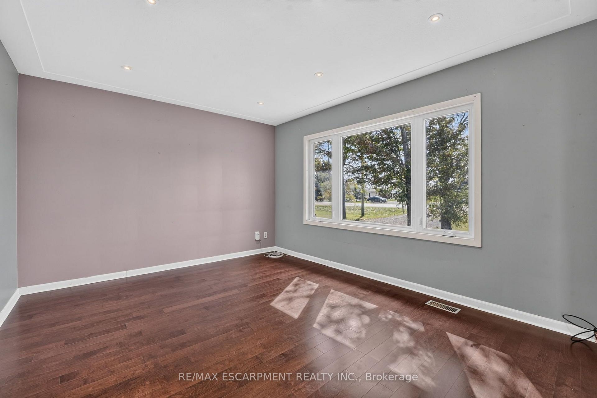 Photo 8 of 320 Mud Street, Grimsby, Grimsby Escarpment — HOMEH