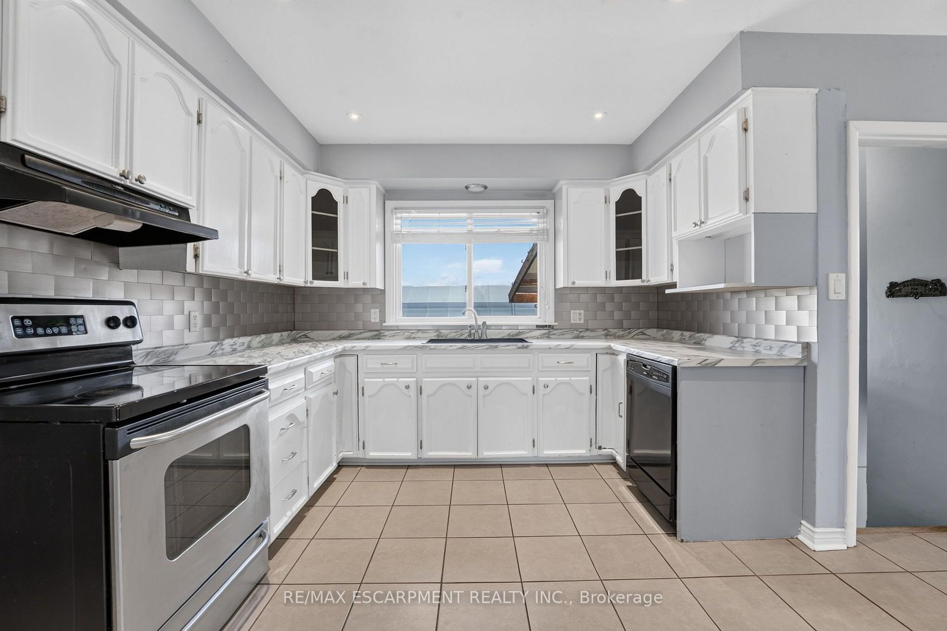 Photo 10 of 320 Mud Street, Grimsby, Grimsby Escarpment — HOMEH