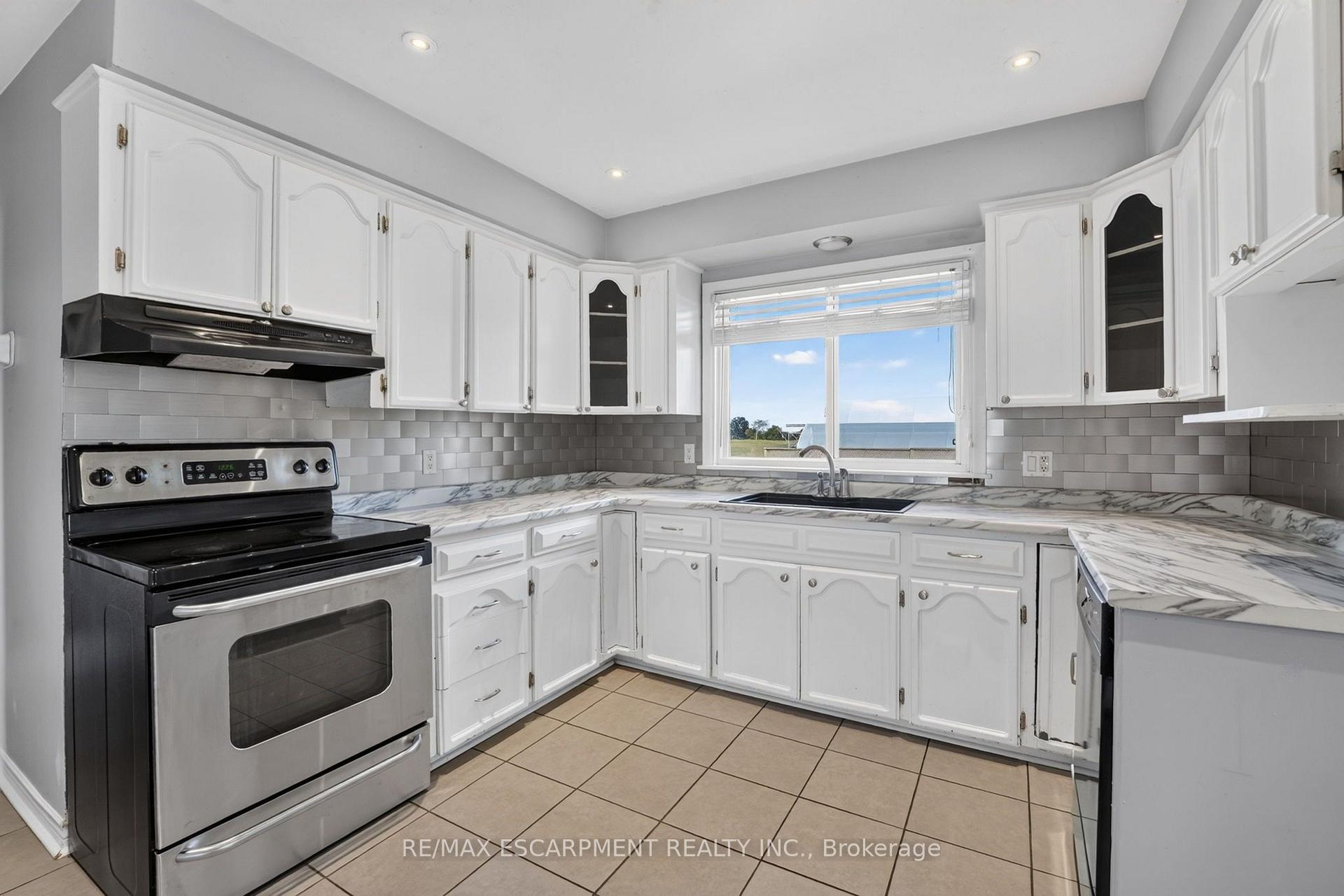 Photo 11 of 320 Mud Street, Grimsby, Grimsby Escarpment — HOMEH