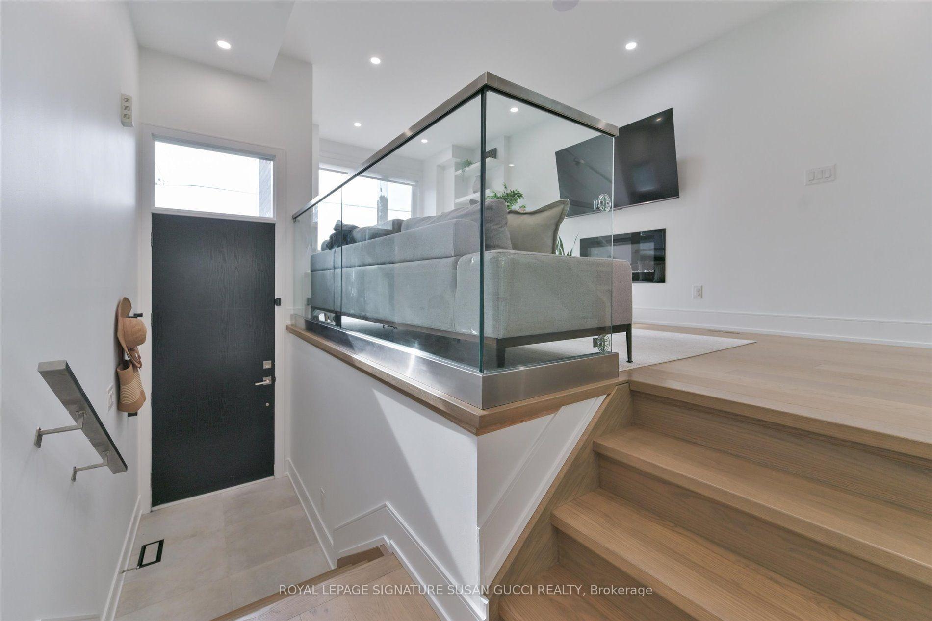 Photo 4 of 7A Everett Crescent, Toronto, Woodbine-Lumsden — HOMEH