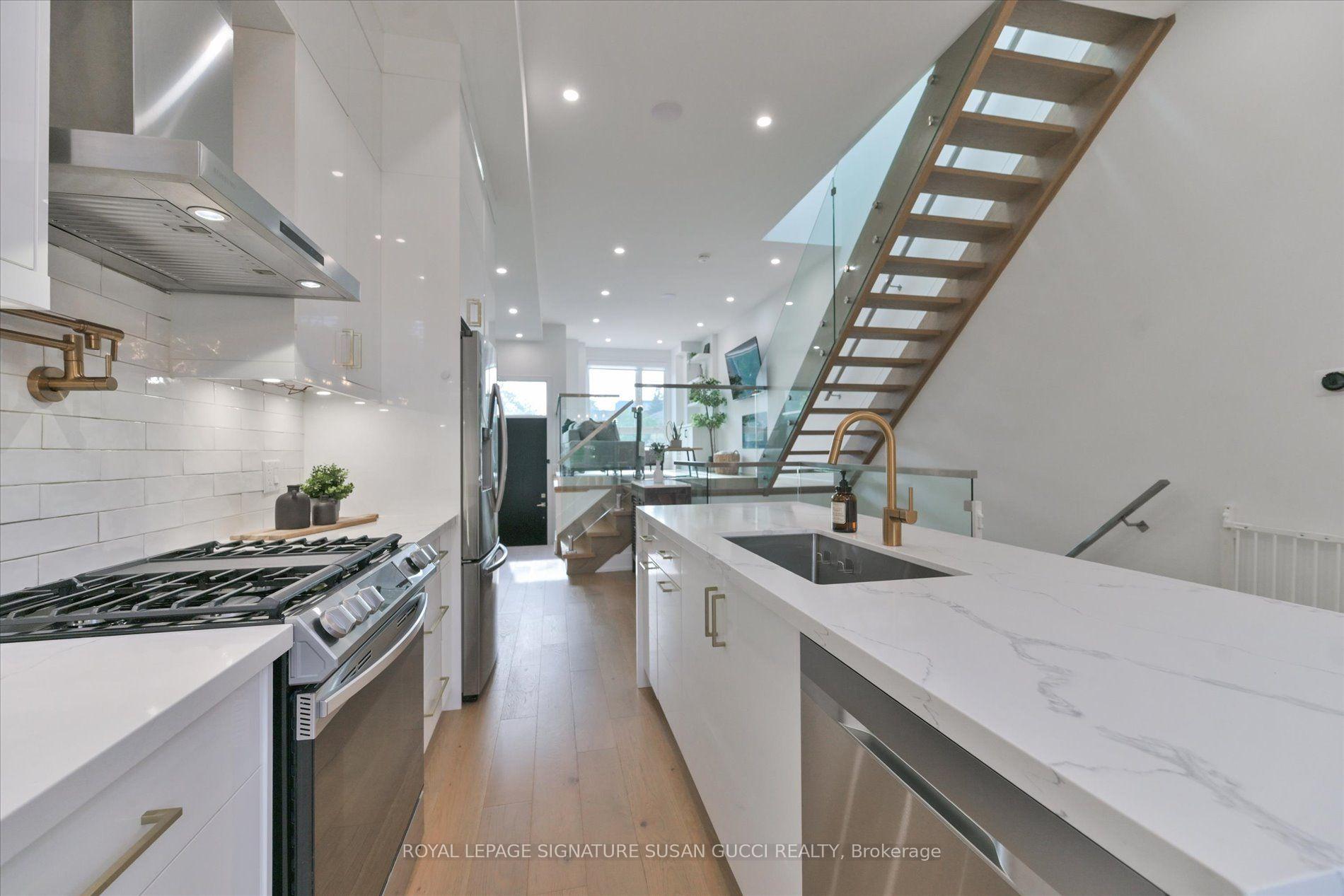 Photo 10 of 7A Everett Crescent, Toronto, Woodbine-Lumsden — HOMEH