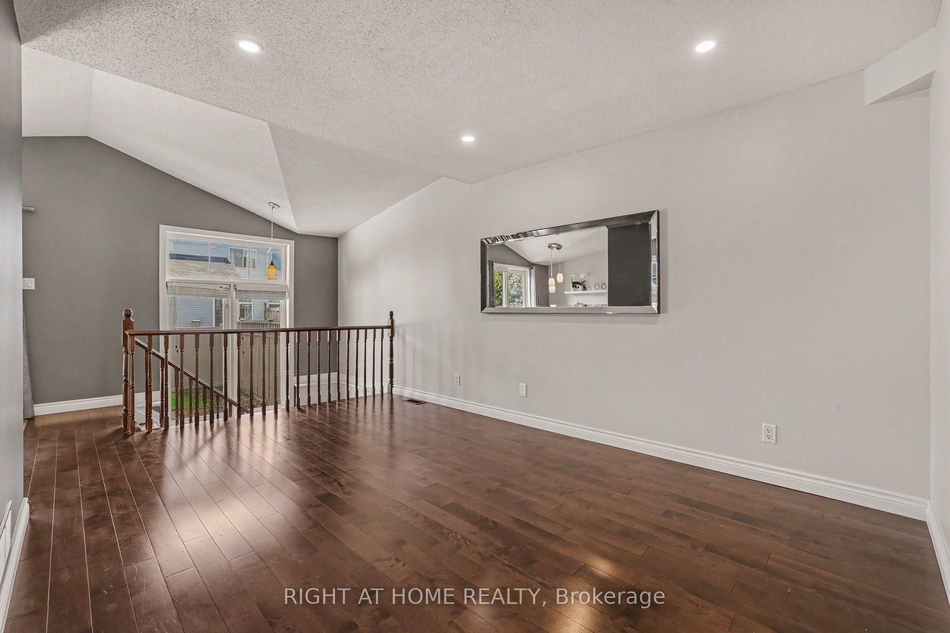 Photo 4 of 21 Kettleby Street, Ottawa, Kanata - Beaverbrook — HOMEH