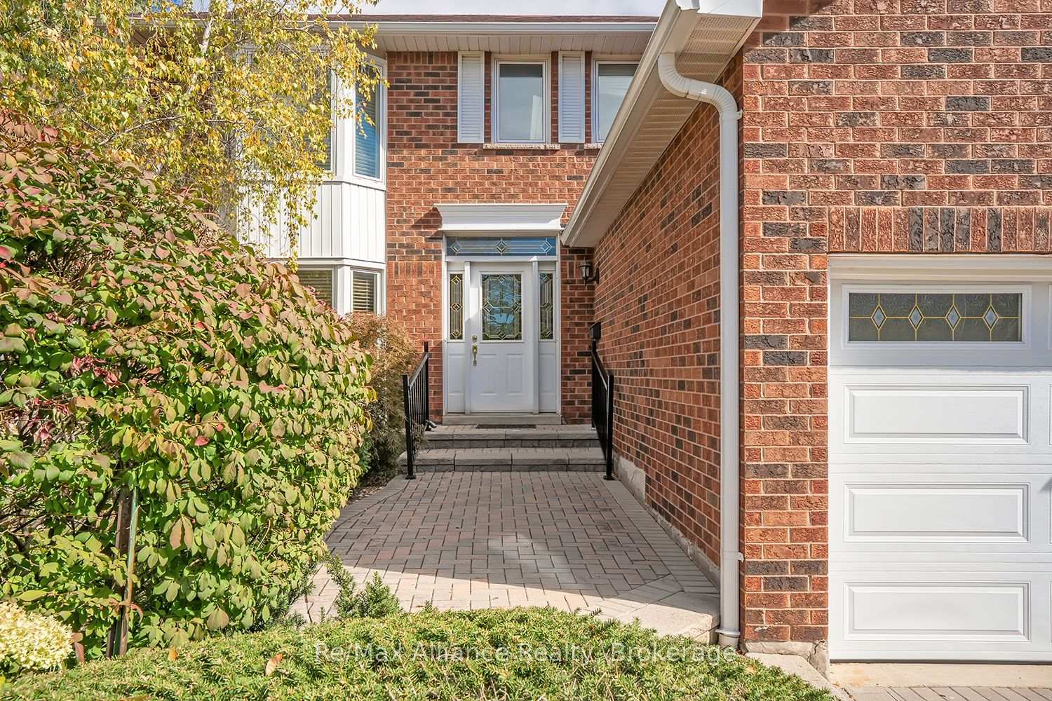 Photo 3 of 2151 Pineview Drive, Oakville, Wedgewood Creek — HOMEH