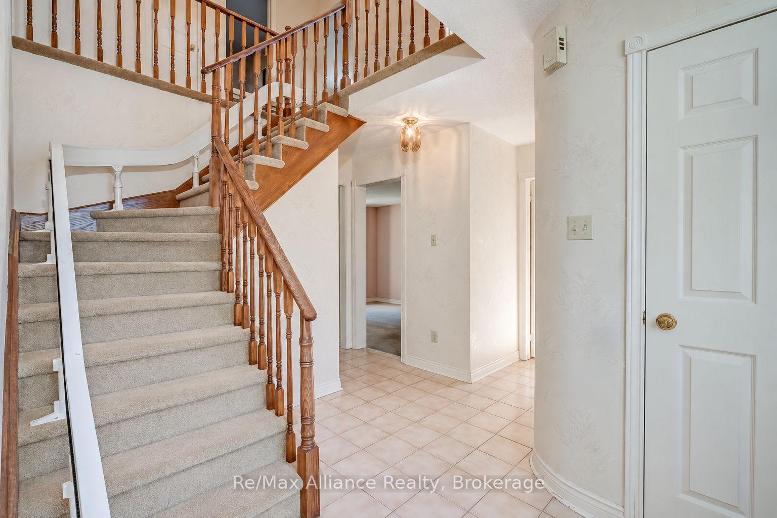 Photo 4 of 2151 Pineview Drive, Oakville, Wedgewood Creek — HOMEH