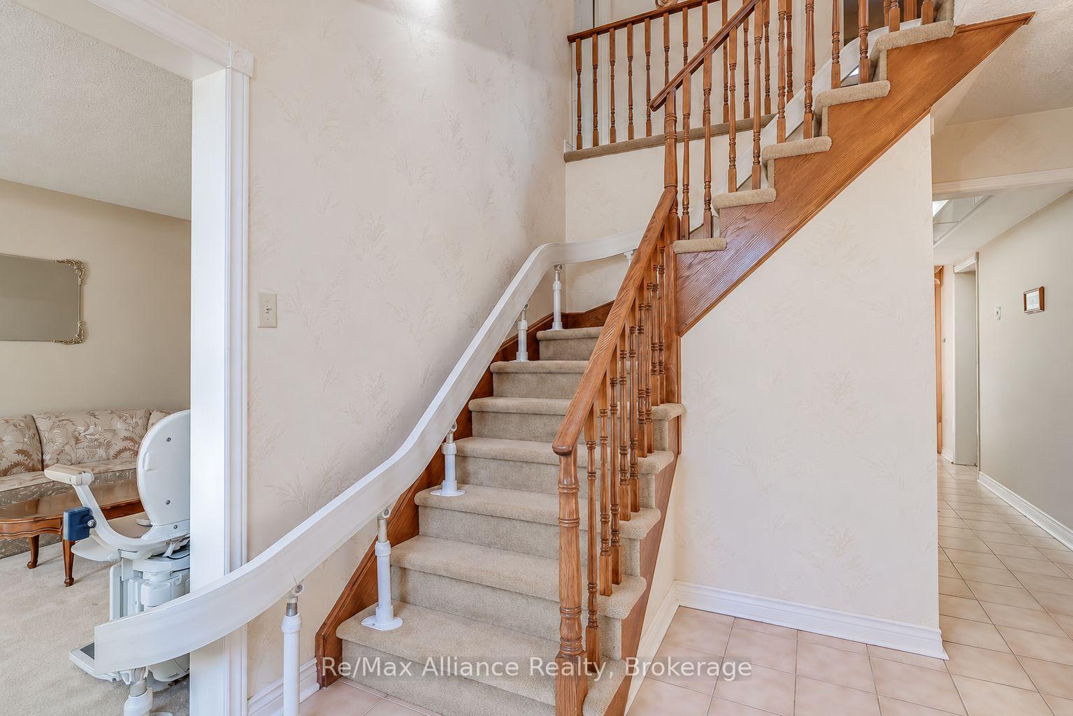 Photo 5 of 2151 Pineview Drive, Oakville, Wedgewood Creek — HOMEH