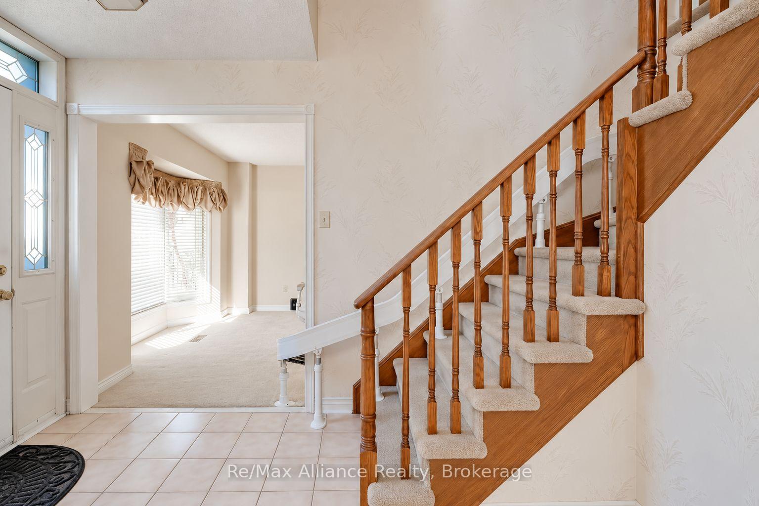 Photo 6 of 2151 Pineview Drive, Oakville, Wedgewood Creek — HOMEH
