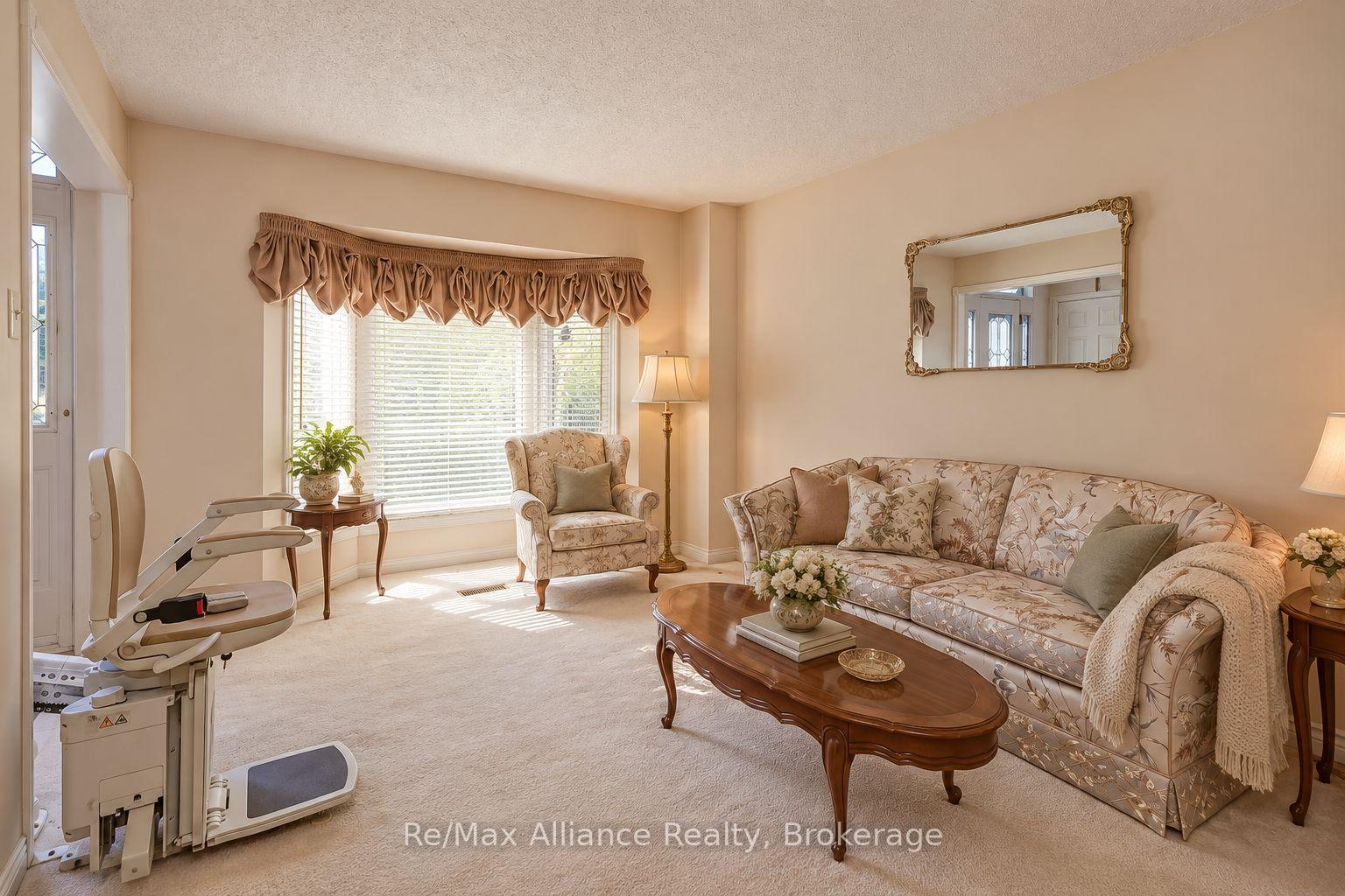 Photo 7 of 2151 Pineview Drive, Oakville, Wedgewood Creek — HOMEH