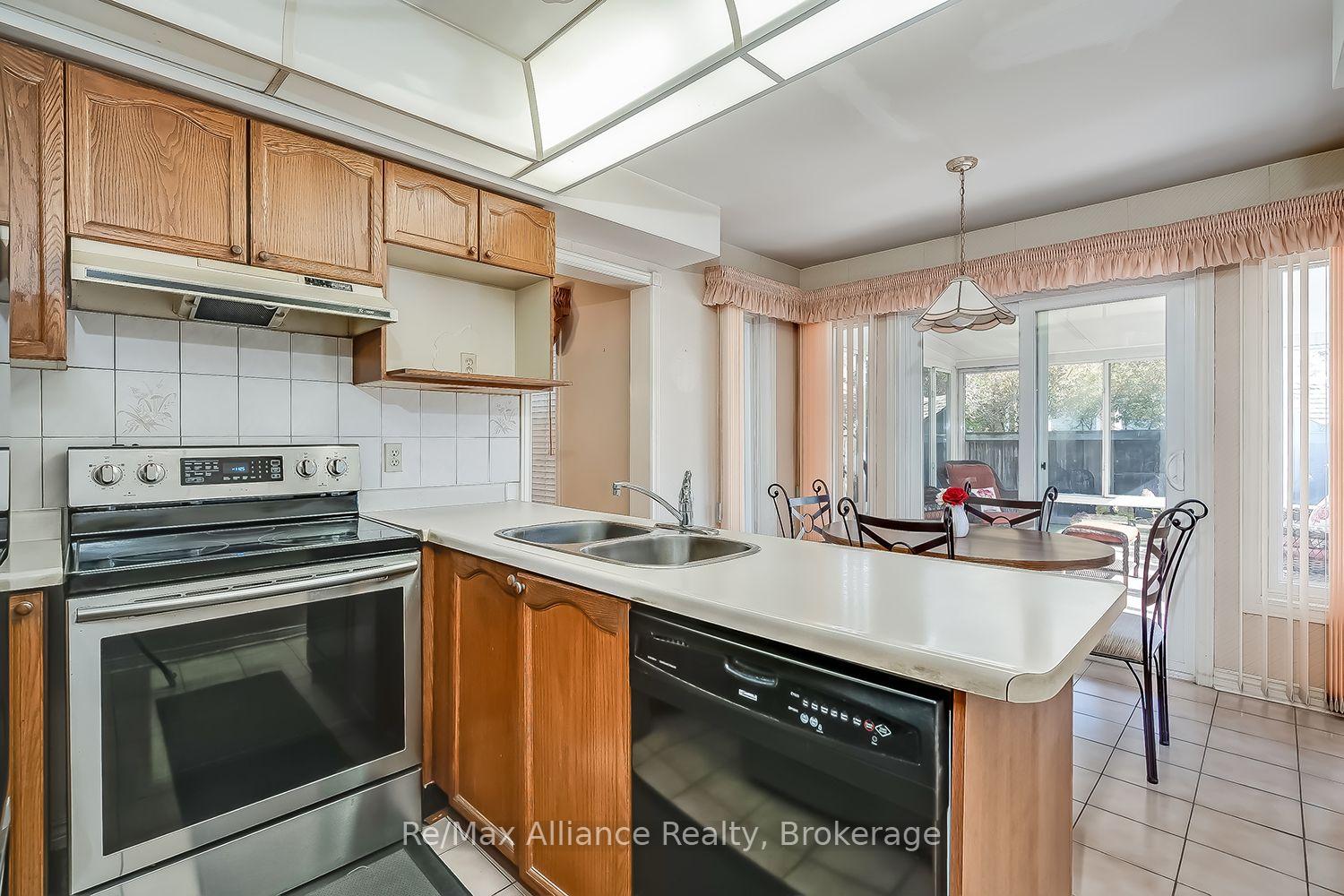 Photo 14 of 2151 Pineview Drive, Oakville, Wedgewood Creek — HOMEH