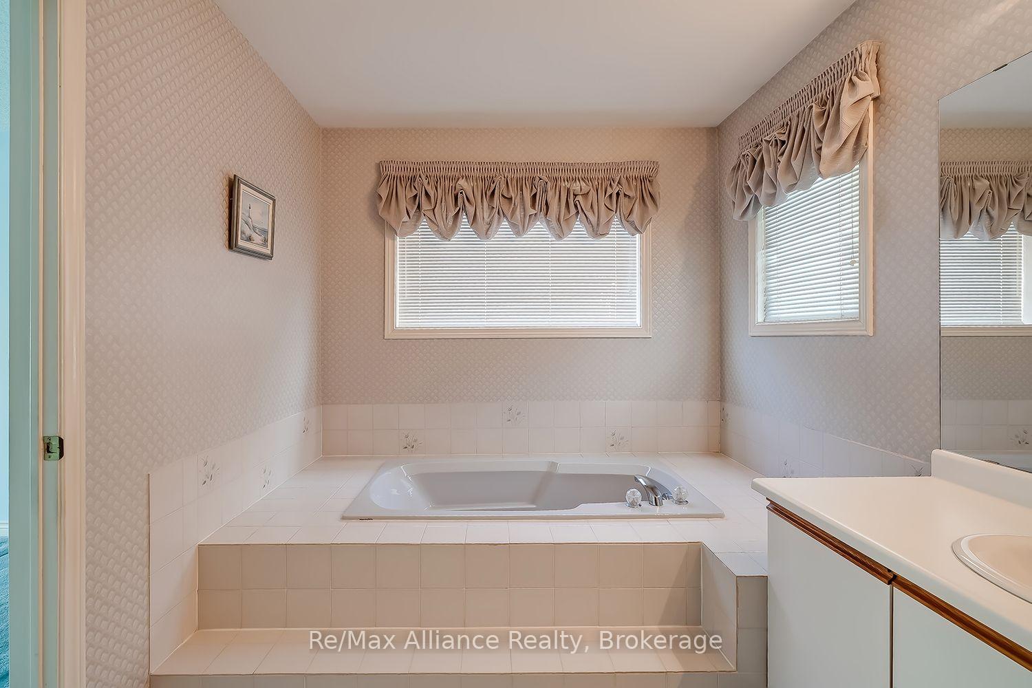 Photo 33 of 2151 Pineview Drive, Oakville, Wedgewood Creek — HOMEH