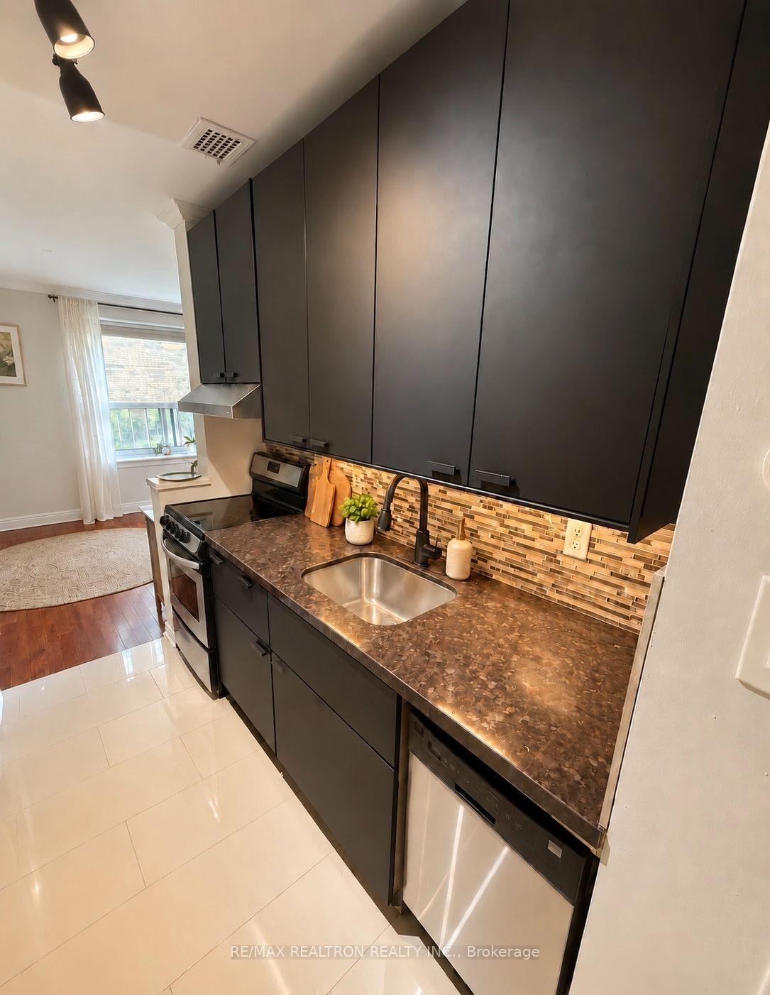 Photo 6 of Unit 106, 2 Ridelle Avenue, Toronto, Forest Hill North — HOMEH