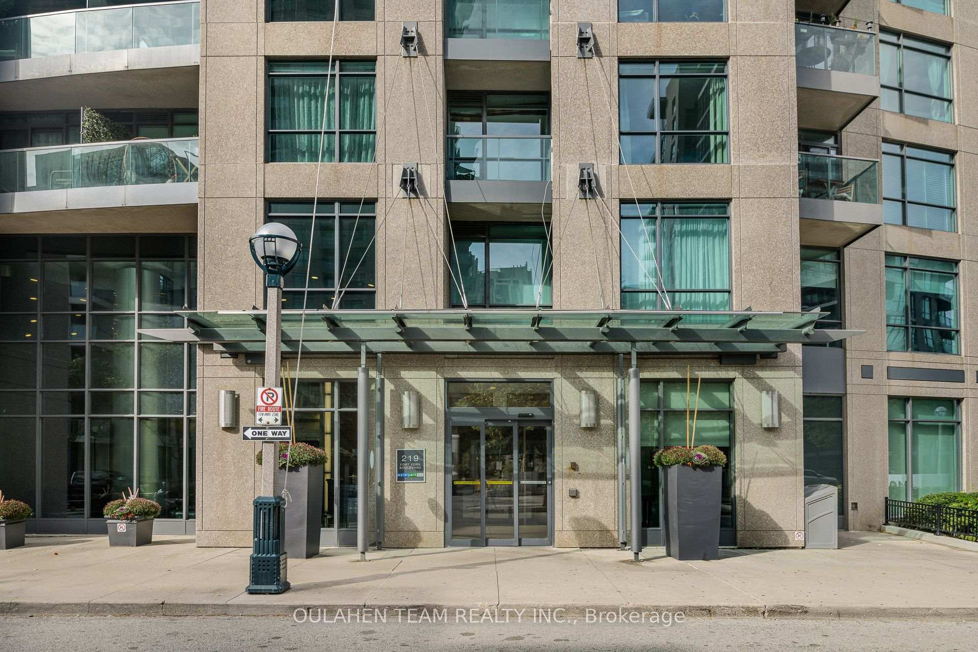 Photo 4 of Unit 304, 219 Fort York Boulevard, Toronto, Niagara — HOMEH
