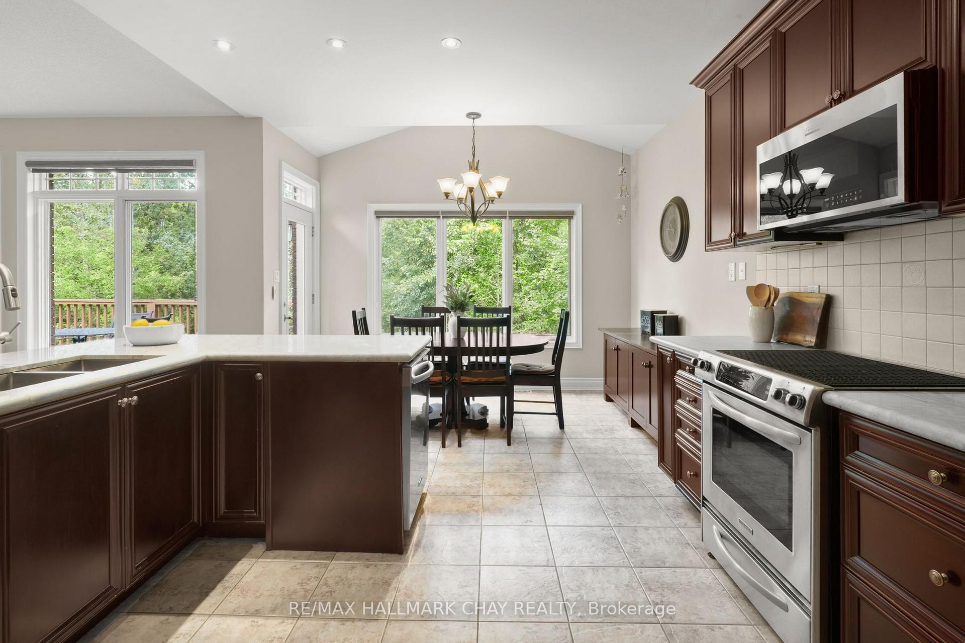 Photo 10 of 34 Tuscany Grande, New Tecumseth, Rural New Tecumseth — HOMEH