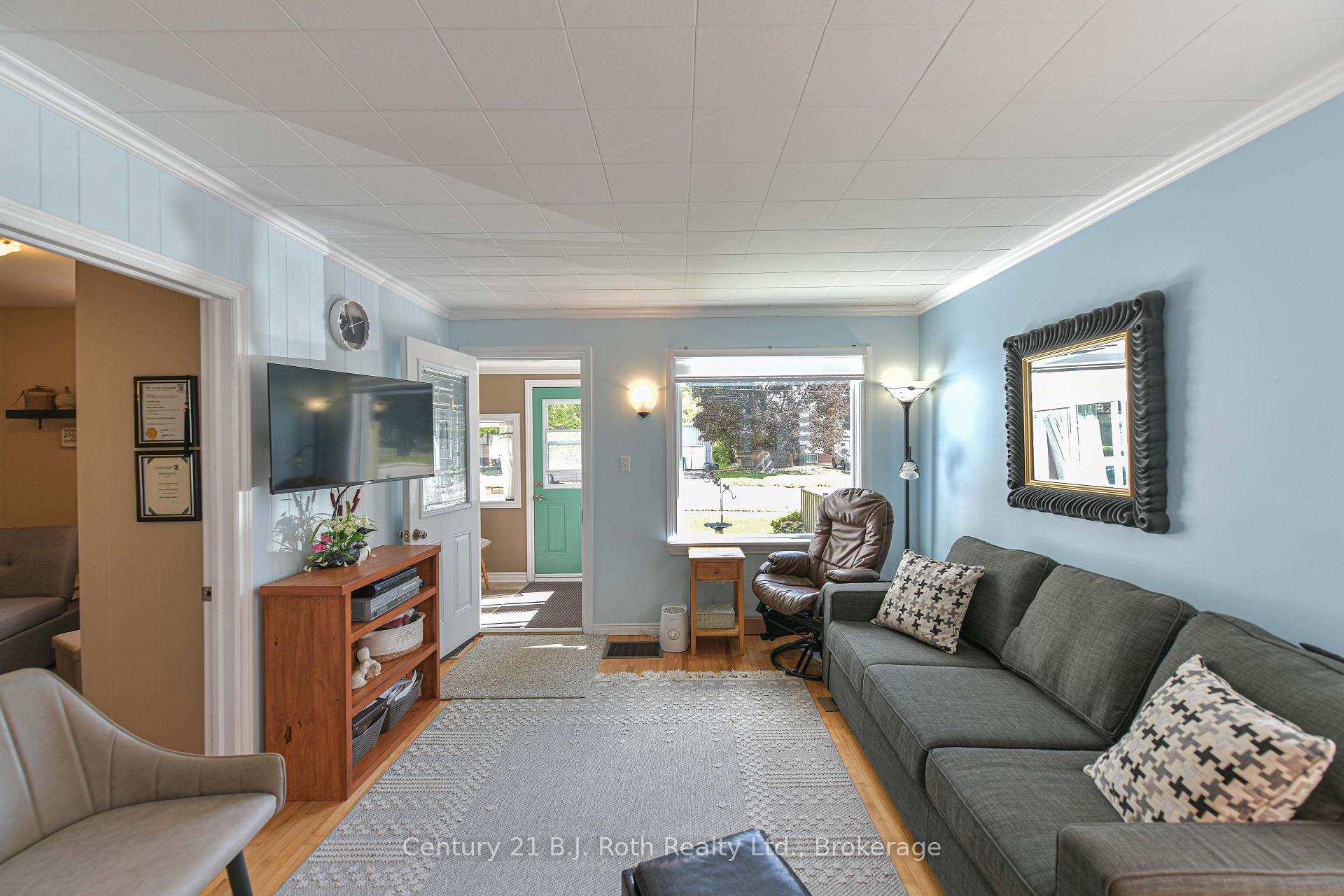 Photo 5 of 331 Moffat Street, Orillia — HOMEH