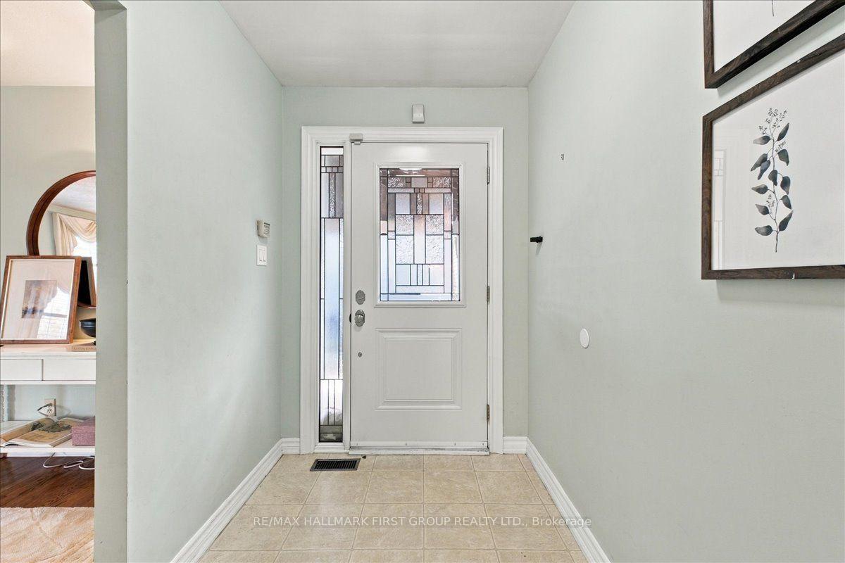 Photo 3 of 809 Bem Avenue, Pickering, Bay Ridges — HOMEH