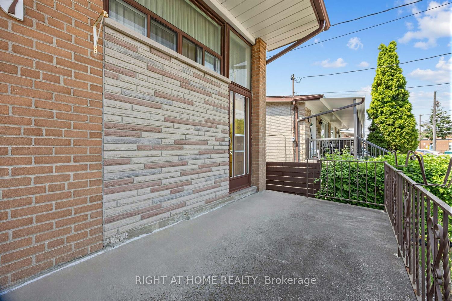 Photo 2 of 7 Daystrom Drive, North York, Humbermede — HOMEH
