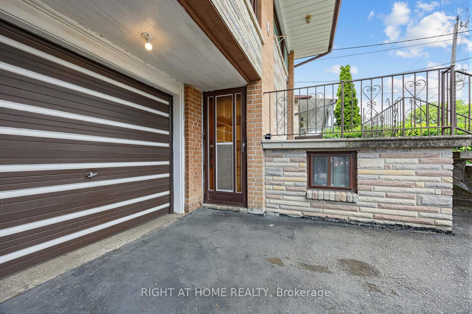 Photo 3 of 7 Daystrom Drive, North York, Humbermede — HOMEH