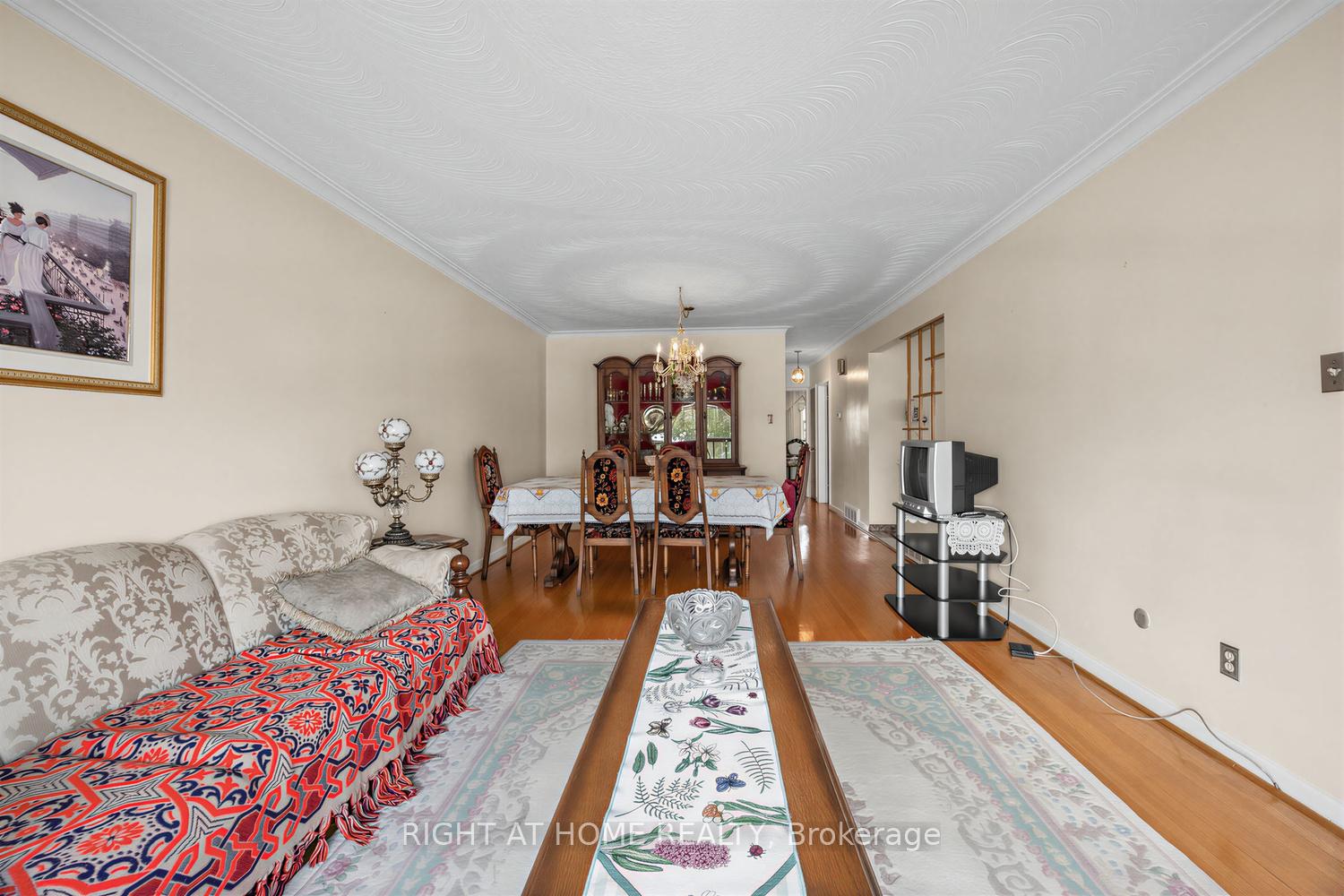 Photo 4 of 7 Daystrom Drive, North York, Humbermede — HOMEH