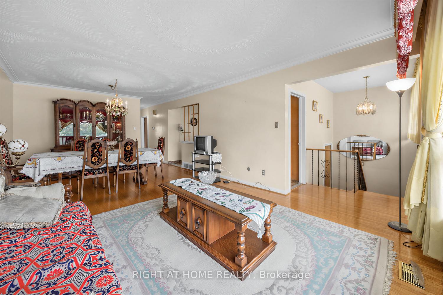 Photo 5 of 7 Daystrom Drive, North York, Humbermede — HOMEH
