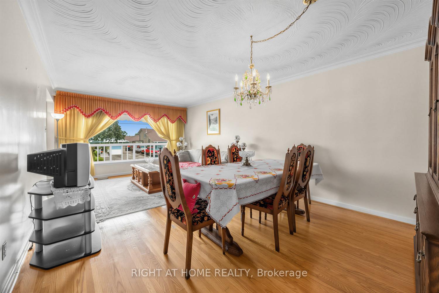Photo 8 of 7 Daystrom Drive, North York, Humbermede — HOMEH