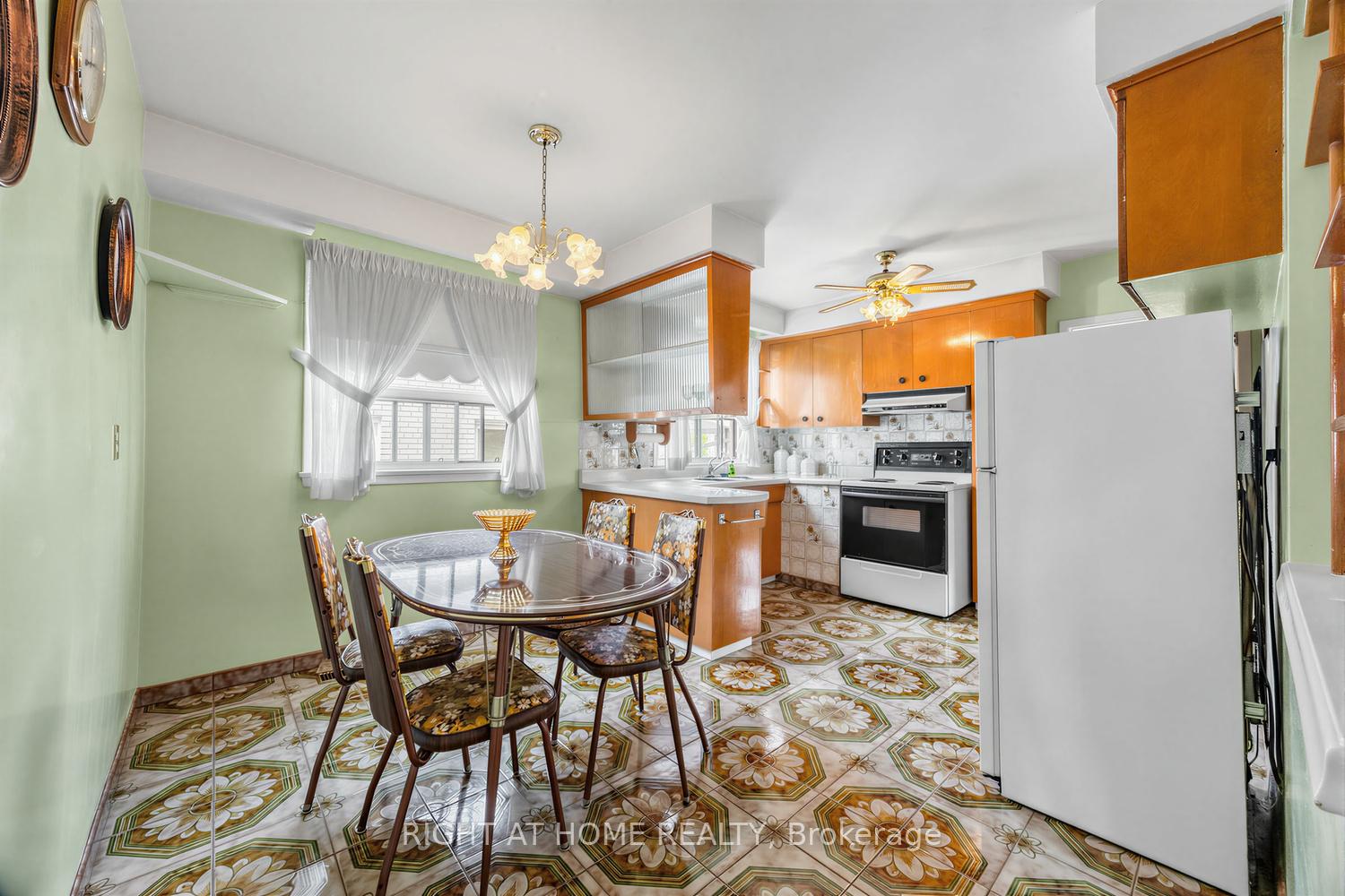 Photo 9 of 7 Daystrom Drive, North York, Humbermede — HOMEH