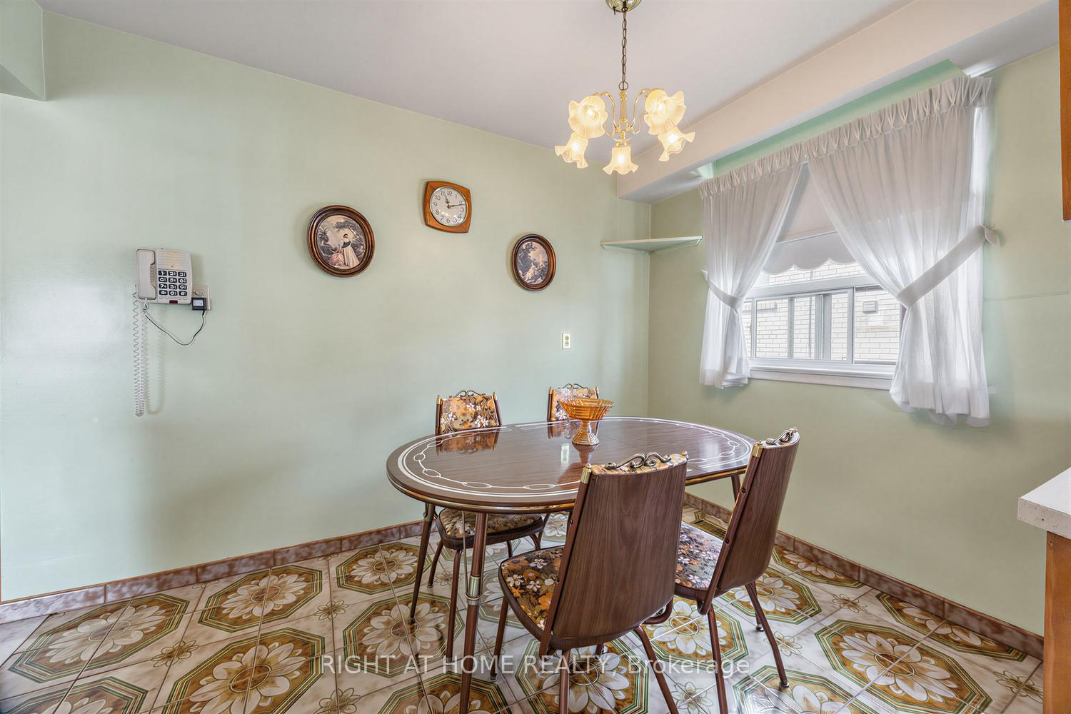 Photo 10 of 7 Daystrom Drive, North York, Humbermede — HOMEH