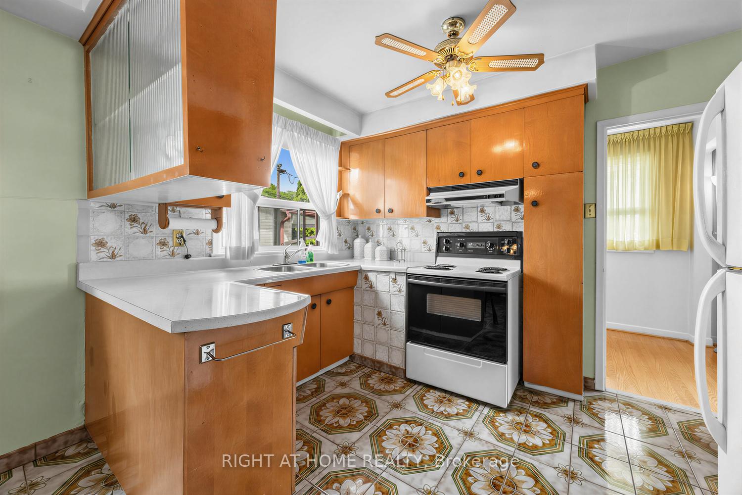 Photo 11 of 7 Daystrom Drive, North York, Humbermede — HOMEH