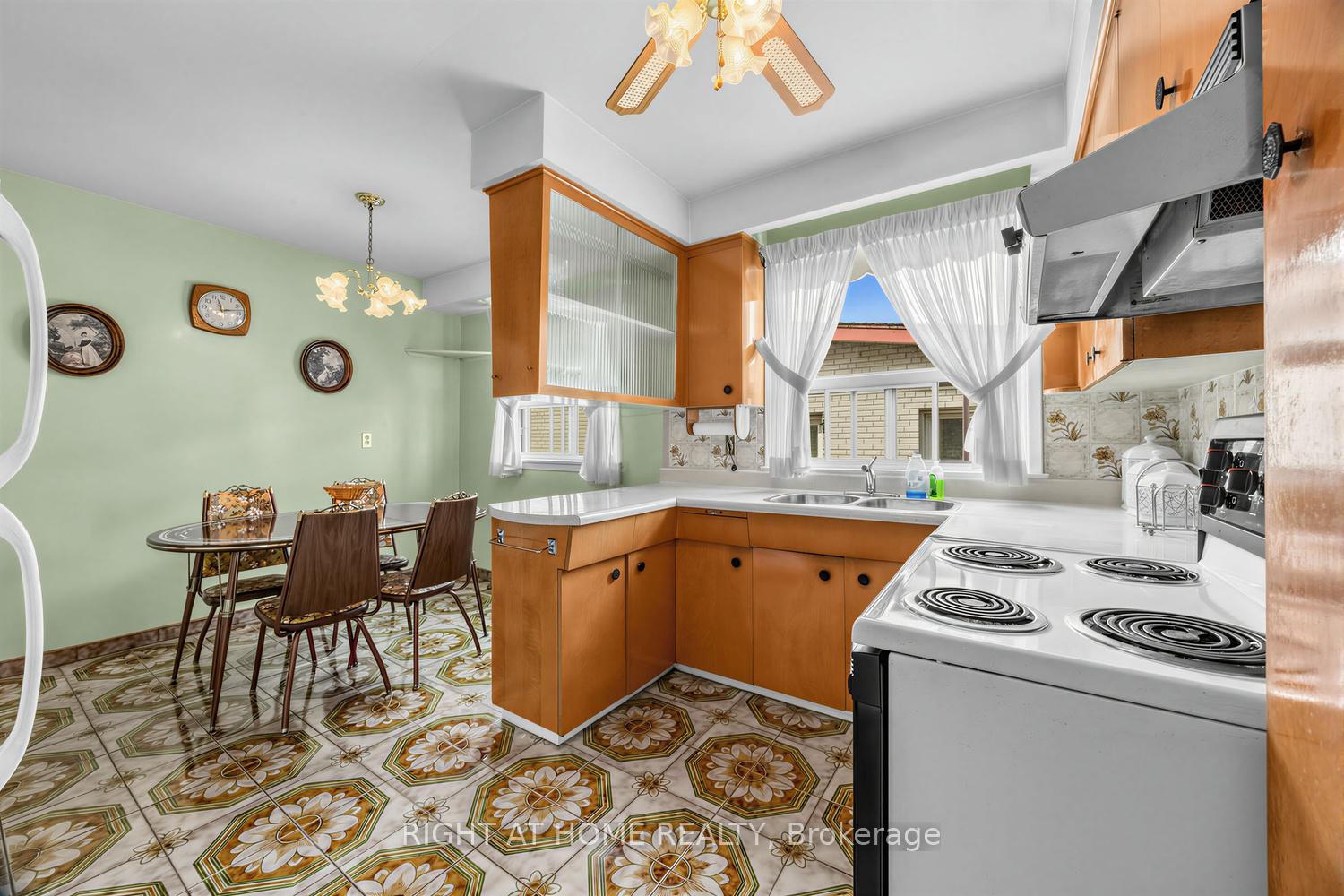 Photo 13 of 7 Daystrom Drive, North York, Humbermede — HOMEH