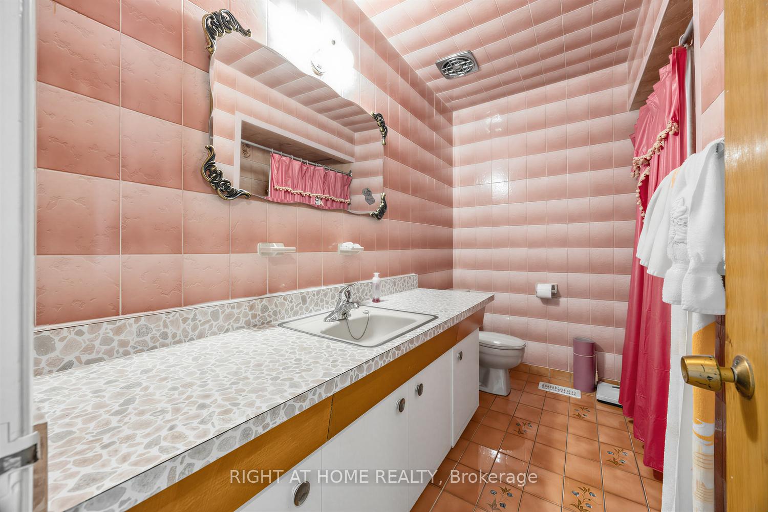 Photo 14 of 7 Daystrom Drive, North York, Humbermede — HOMEH