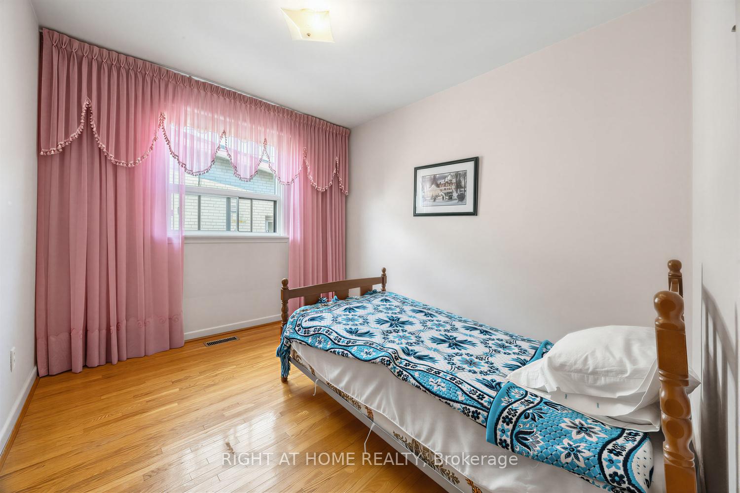 Photo 17 of 7 Daystrom Drive, North York, Humbermede — HOMEH