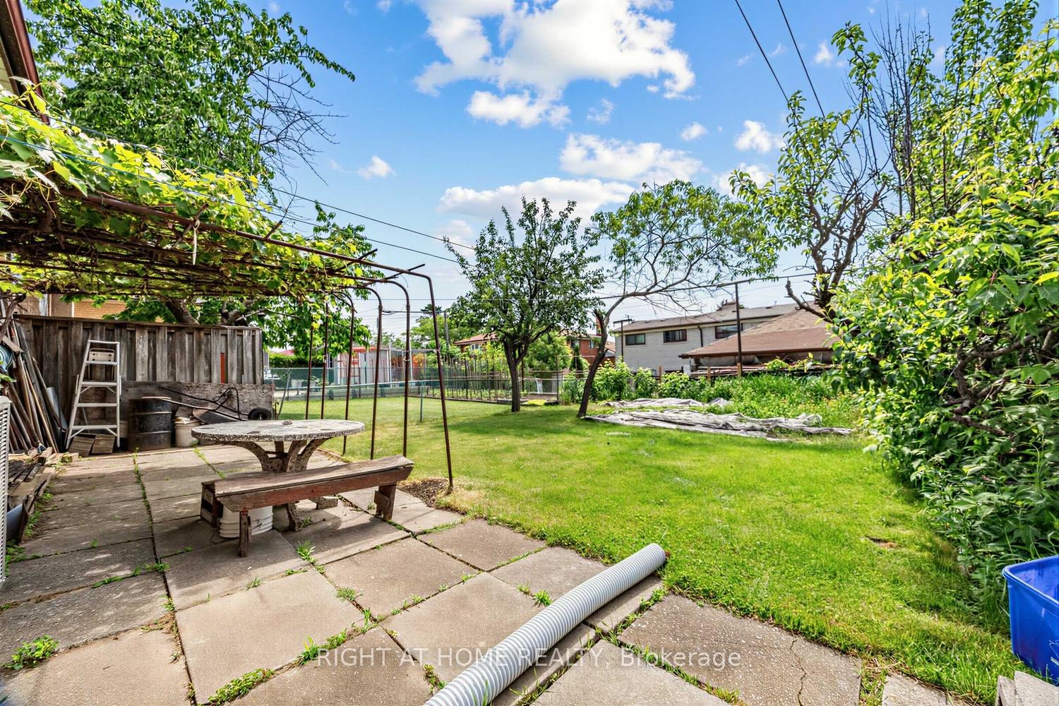 Photo 26 of 7 Daystrom Drive, North York, Humbermede — HOMEH
