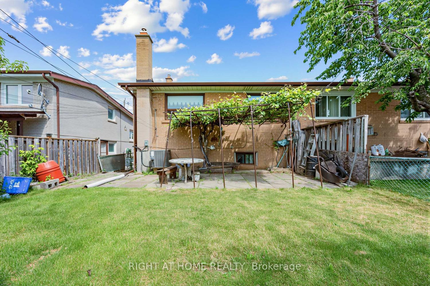 Photo 27 of 7 Daystrom Drive, North York, Humbermede — HOMEH
