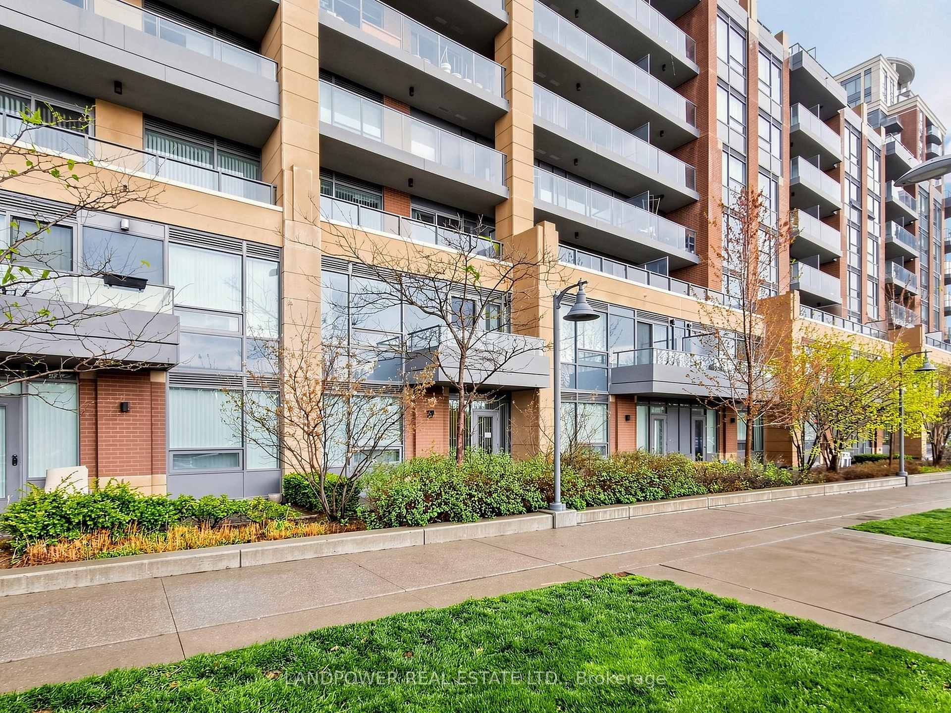 Photo 3 of Unit 120, 18 Uptown Drive, Markham, Unionville — HOMEH
