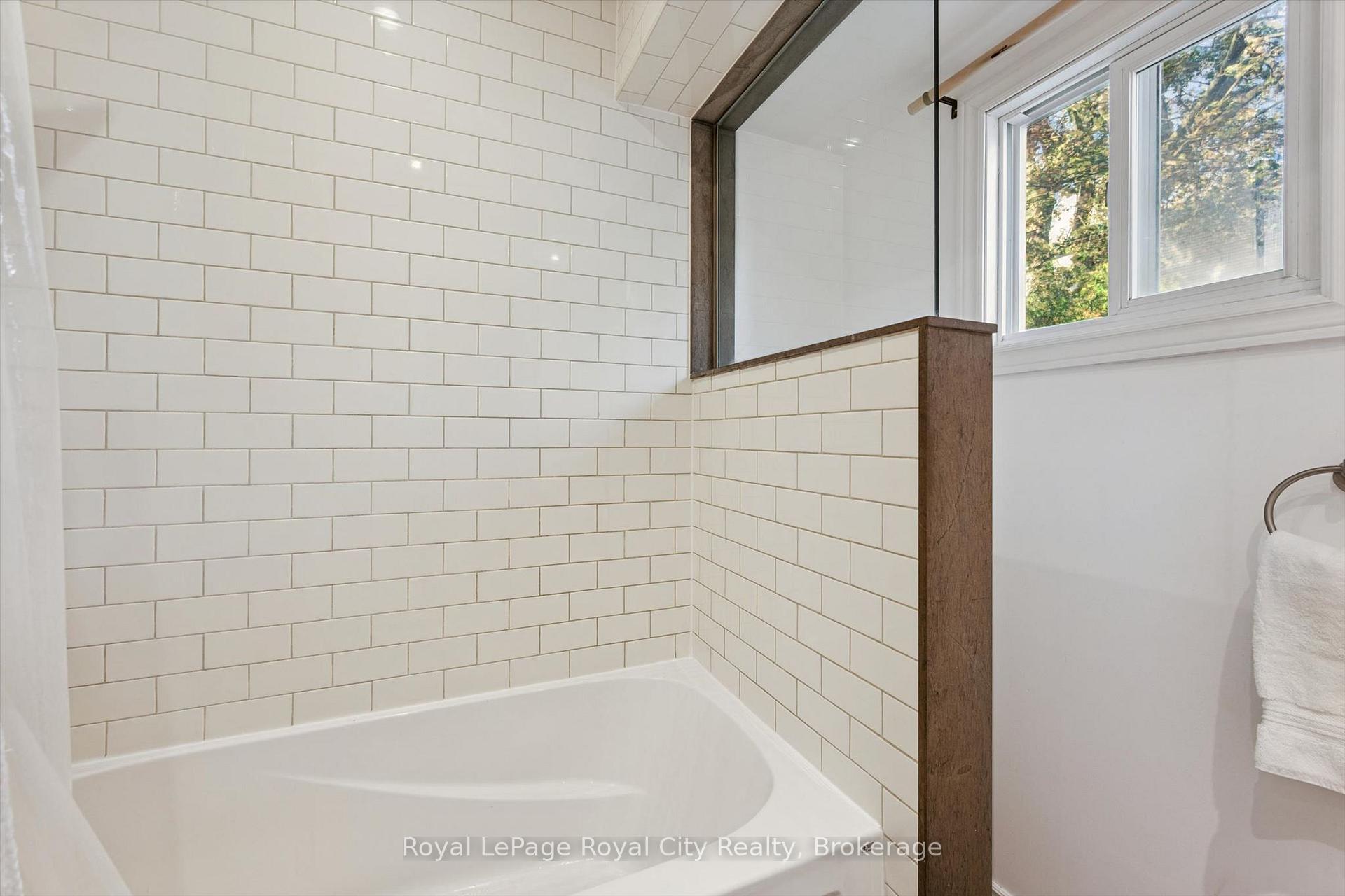 Photo 19 of 39 Ridgewood Avenue, Guelph, Junction/Onward Willow — HOMEH