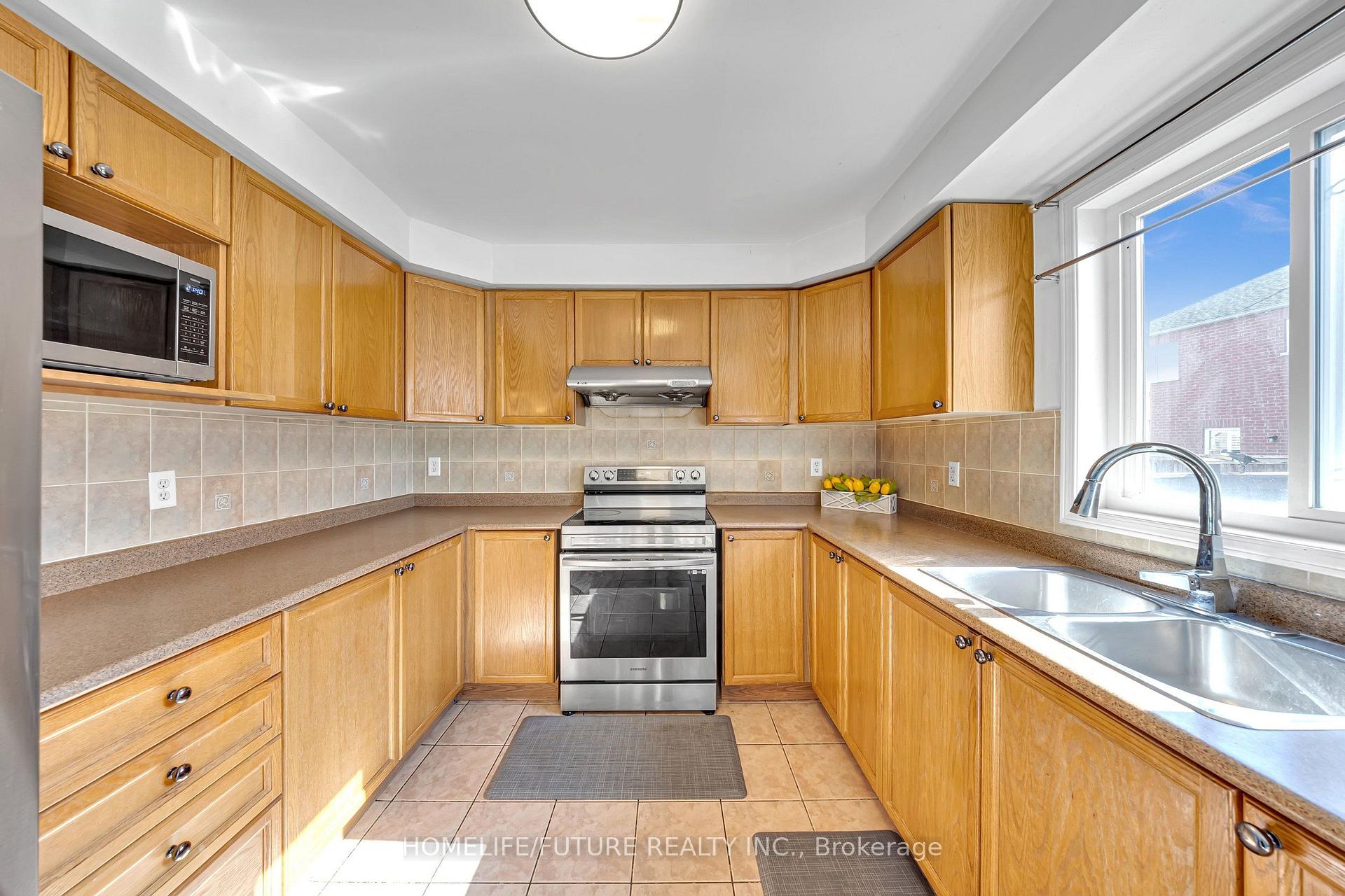 Photo 14 of 17 Grainger Crescent, Ajax, Northwest Ajax — HOMEH