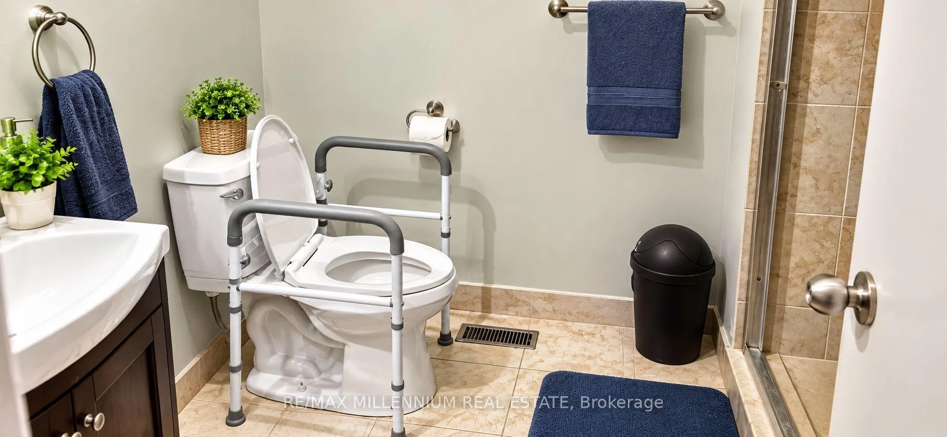 Photo 25 of 151 Ardwick Boulevard, North York, Humbermede — HOMEH