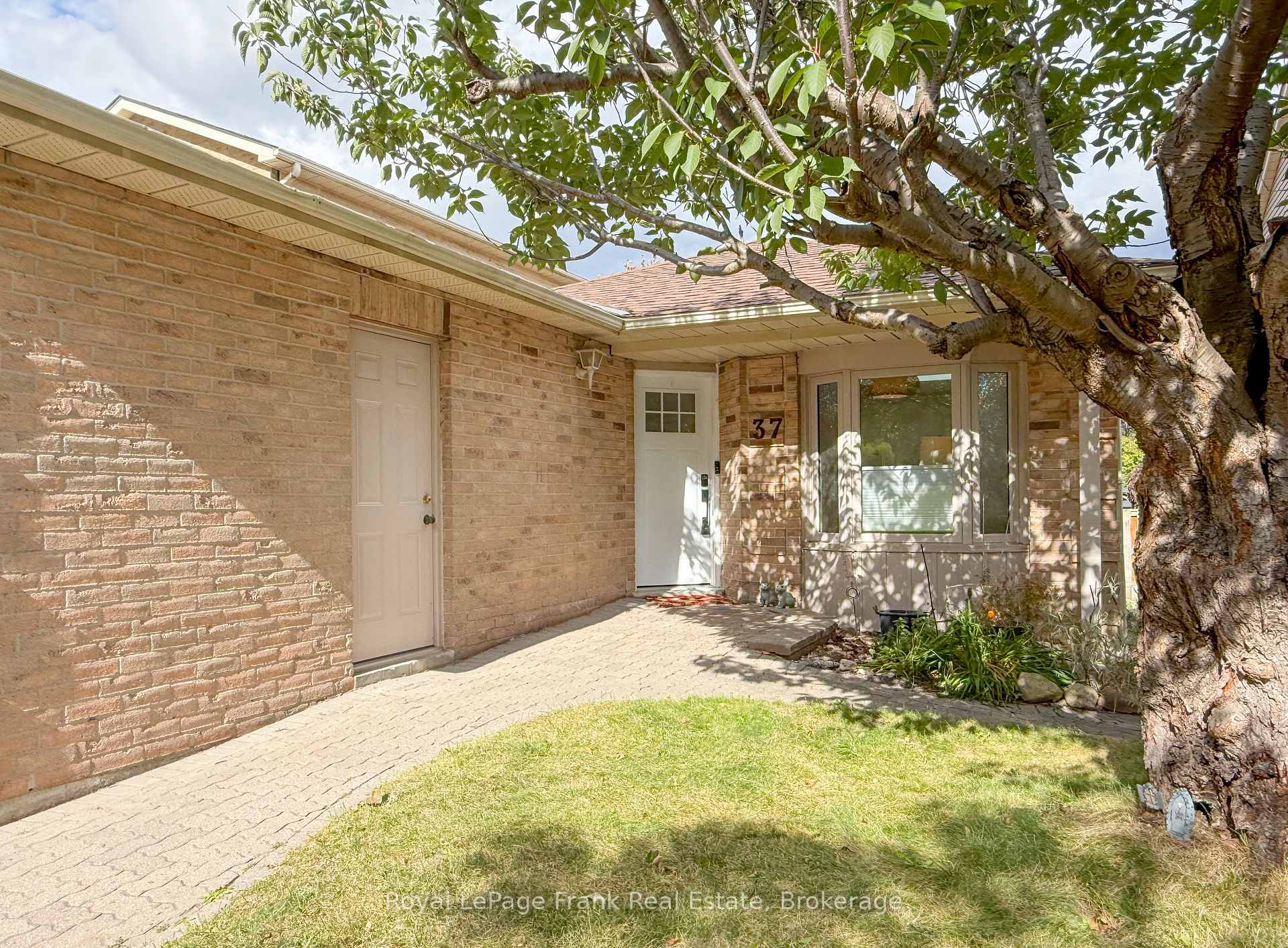 Photo 3 of 37 Angus Drive, Ajax, Central — HOMEH