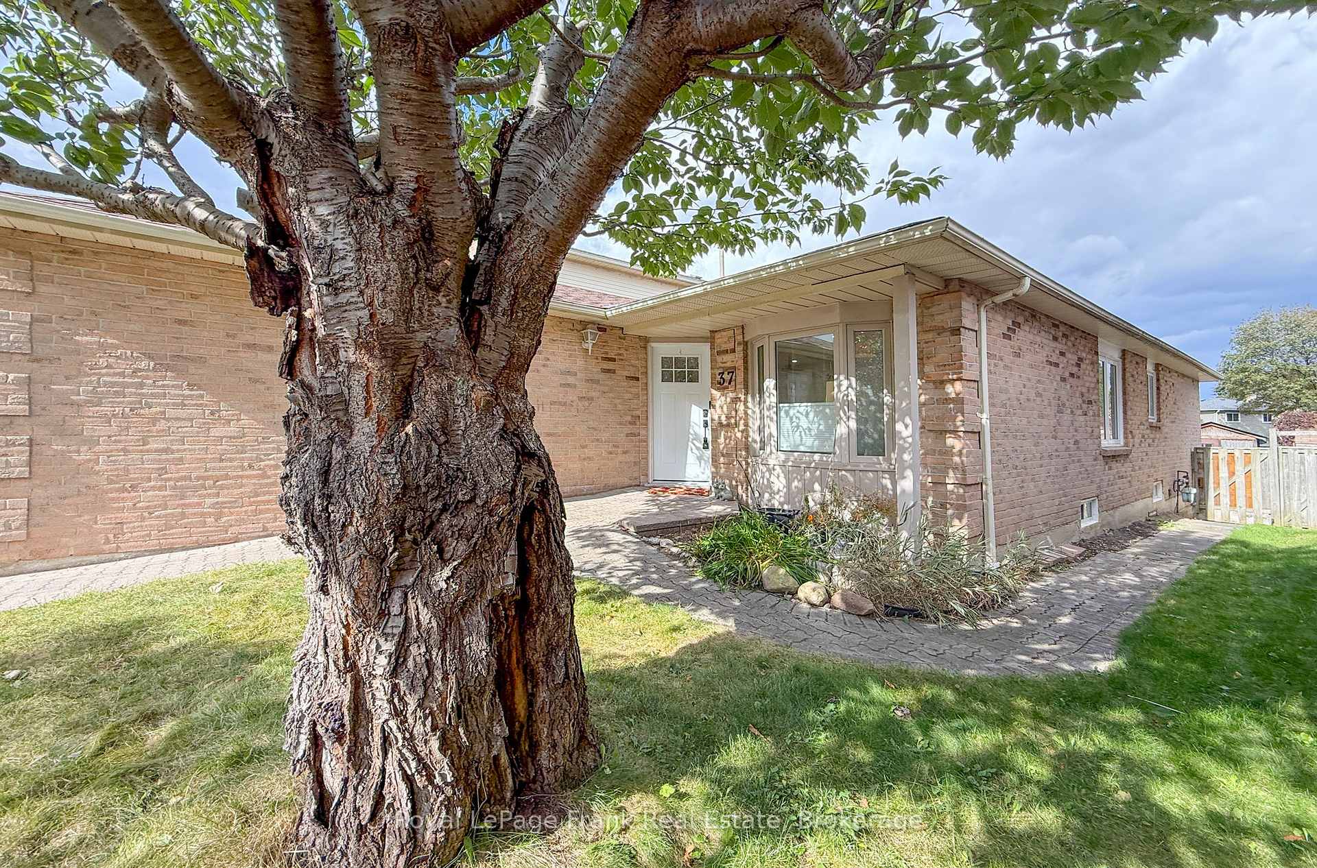 Photo 4 of 37 Angus Drive, Ajax, Central — HOMEH