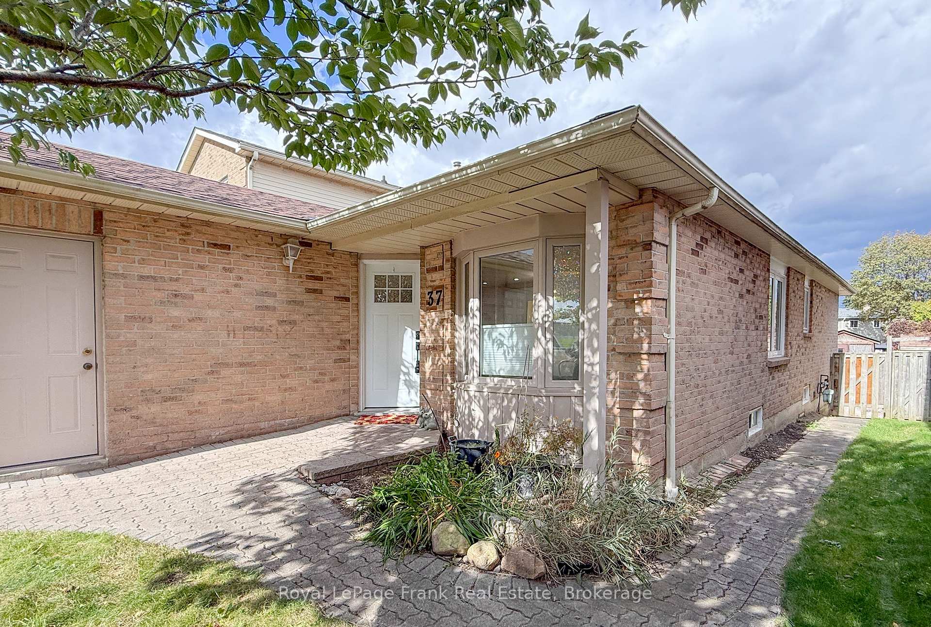 Photo 5 of 37 Angus Drive, Ajax, Central — HOMEH