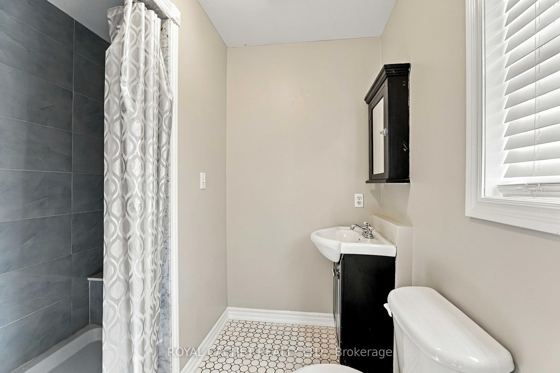 Photo 13 of Unit 44, 39 Pinewoods Drive, Hamilton, Stoney Creek Mountain — HOMEH