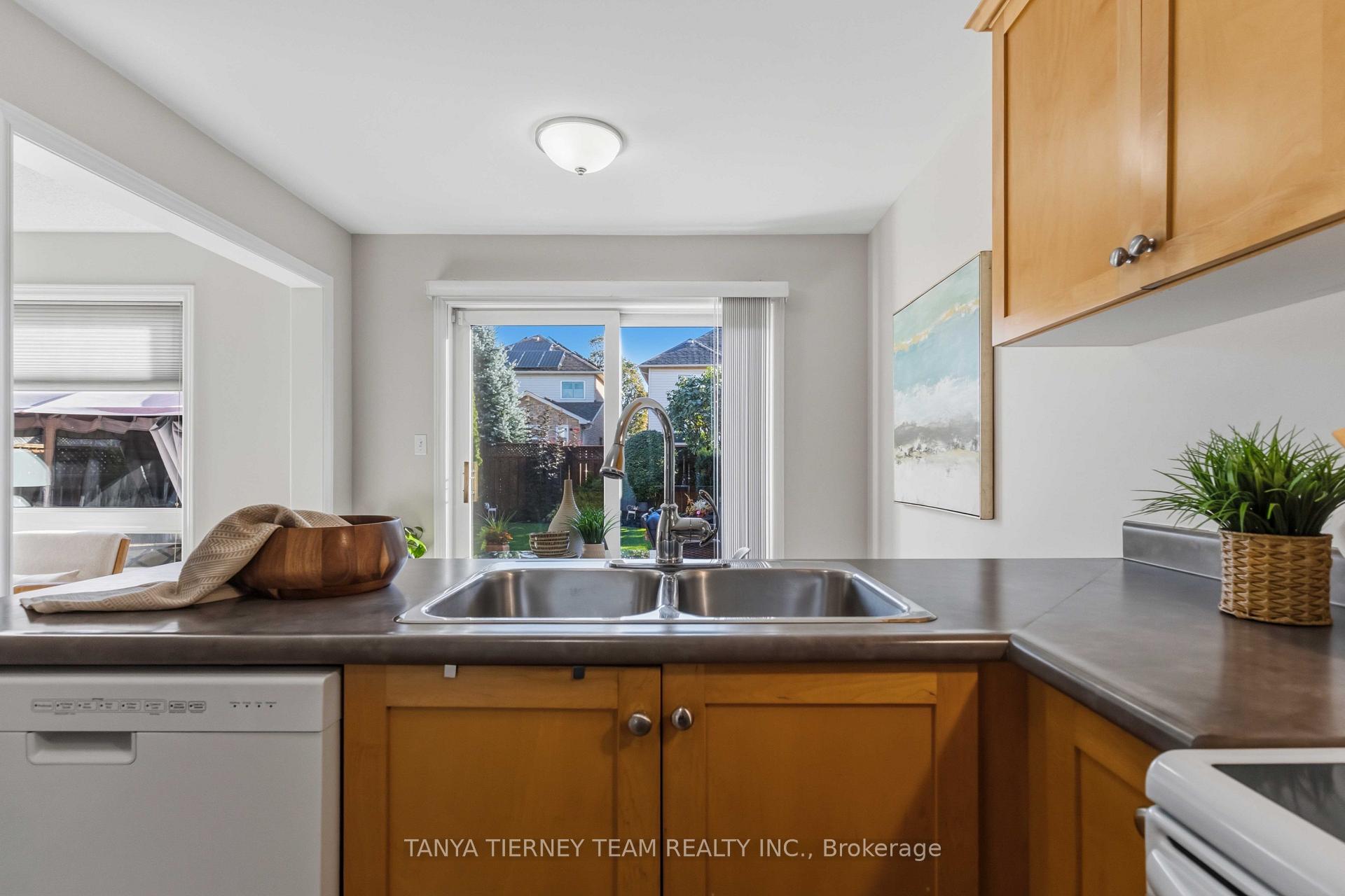 Photo 16 of 28 Castle Green Drive, Whitby, Rolling Acres — HOMEH