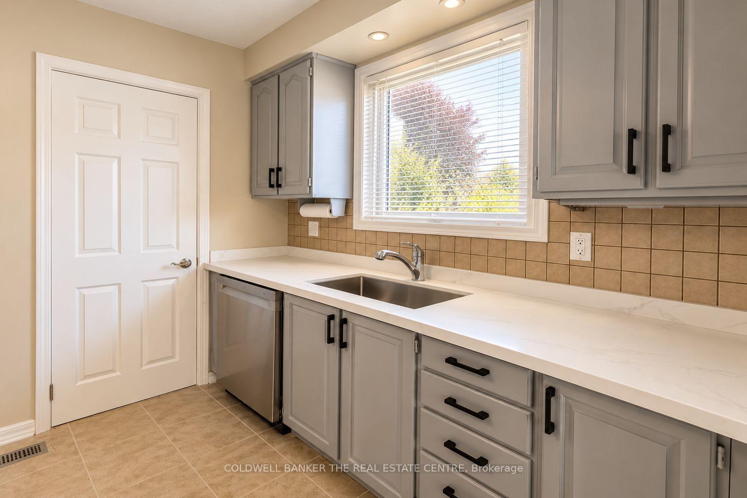 Photo 12 of Unit #Main, 140 Woodpark Place, Newmarket, Huron Heights-Leslie Valley — HOMEH