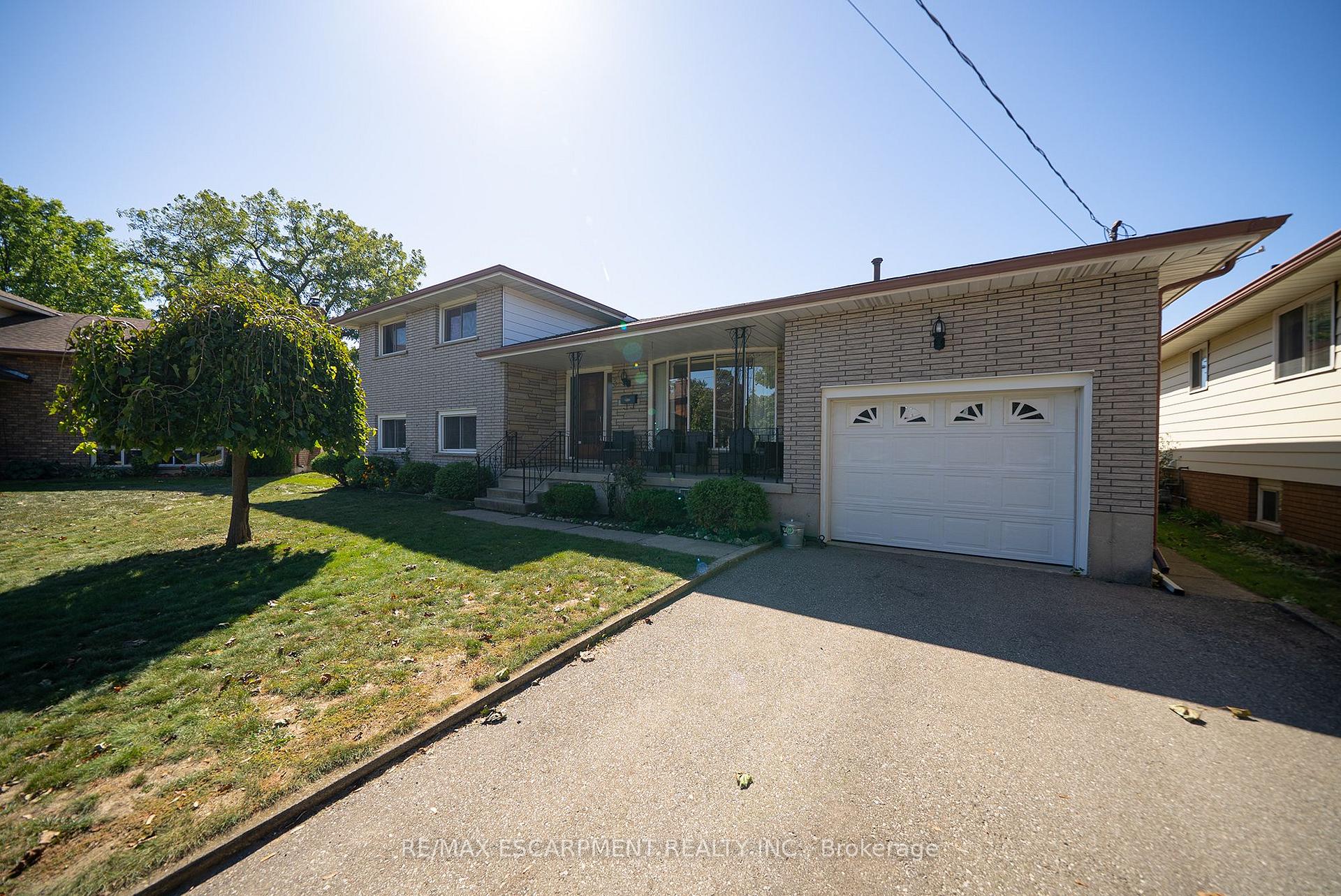Photo 2 of 32 Avondale Crescent, Brantford, Echo Place — HOMEH