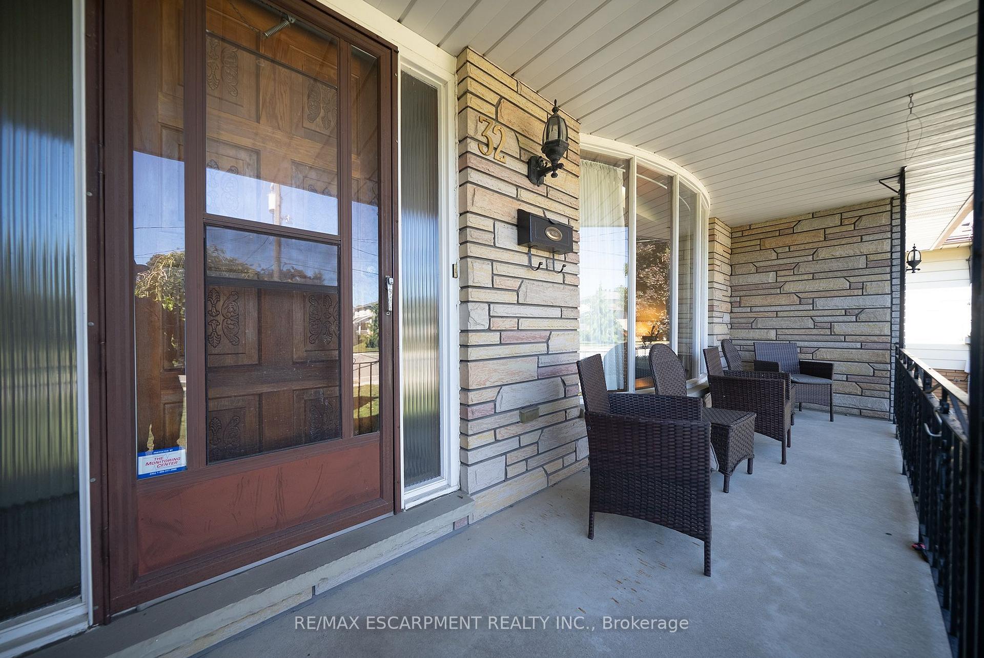 Photo 3 of 32 Avondale Crescent, Brantford, Echo Place — HOMEH