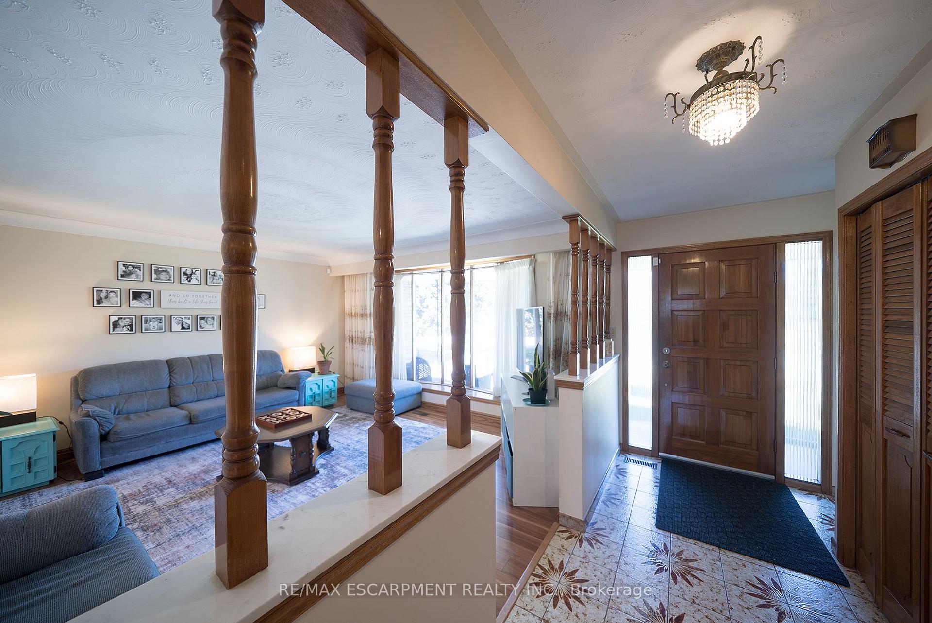 Photo 4 of 32 Avondale Crescent, Brantford, Echo Place — HOMEH
