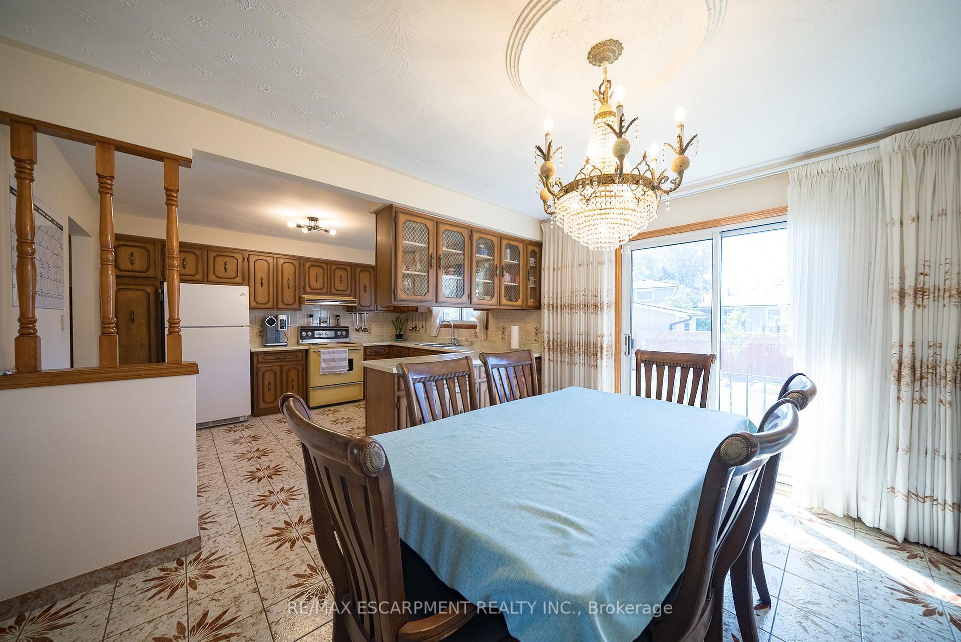 Photo 8 of 32 Avondale Crescent, Brantford, Echo Place — HOMEH